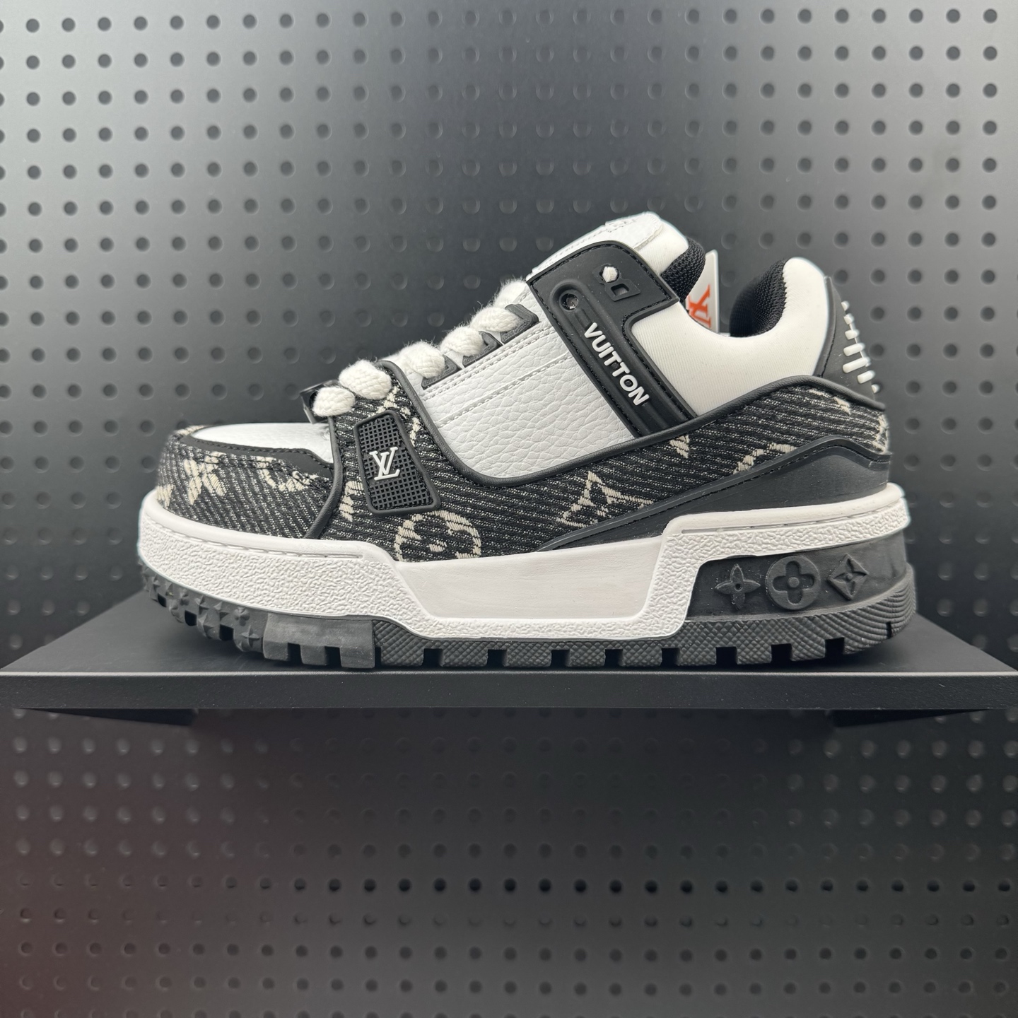 LOUIS VUITTON Trainer Maxi 小胖丁压纹印花 耐磨 低帮 板鞋 男女同款 黑白色 货号:1ACXAQ (39)
