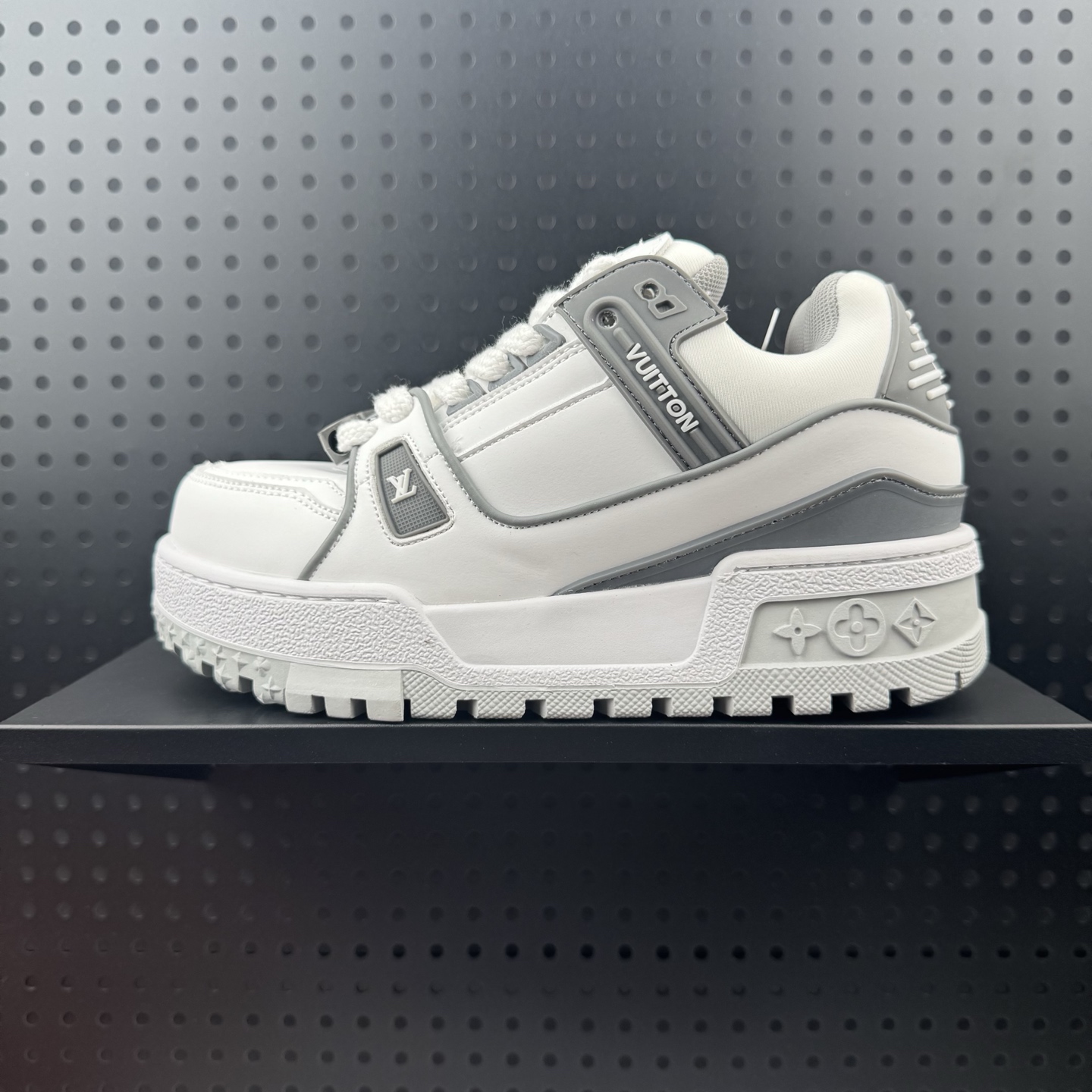 LOUIS VUITTON Trainer Maxi 小胖丁 皮革 点缀饰珠 低帮 板鞋 男女同款 白灰 货号:1ACPPZ (39)