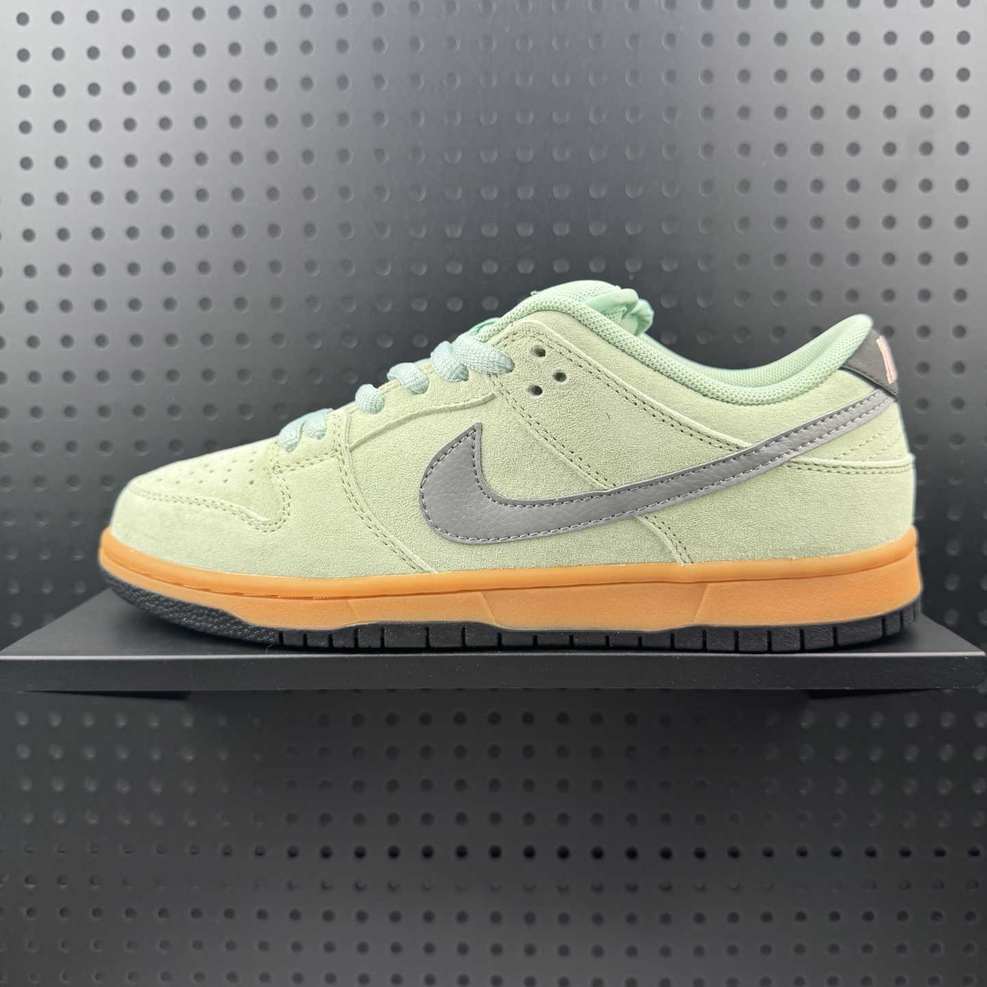 💰160
✅Nike SB Dunk Low LV联名
纯原大厂出品 极力推荐 
原装头层材料 独家版型蒸餾加工
帶來的是更好的视觉和脚感体验
大厂纯原品质出货 清洁度 
电绣工艺 皮料切割干净无任何毛边 细节完美
官方货号: HQ1626 300
尺码：36 36.5 37.5 38 38.5 39 40 40.5 41 42 42.5 43 44 44.5 45 46(32)