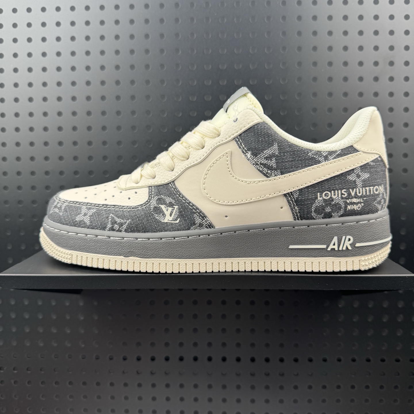 💰220
✅NIke Air Force 1 '07 Low “LV联名——米黑牛仔布”空军一号 低帮 运动鞋 休闲鞋 折边针车 工艺难度大 原楦头原纸板 原装鞋盒 定制五金配件 内置全掌气垫 原厂鞋底 
货号：SM6668-110
Size：36 36.5 37.5 38 38.5 39 40 40.5 41 42 42.5 43 44 44.5 45(32)