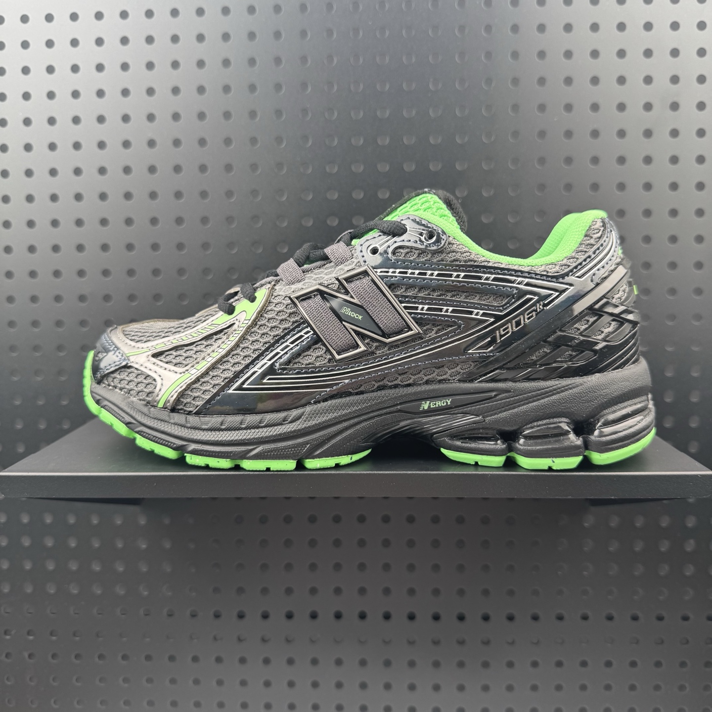 💰150
✅New Balance M1906系列 新百伦 复古单品宝藏老爹鞋款
复古元素叠加 质感超级棒 原楦版型材料细节做工精细 作为NB最经典的档案鞋型之一
官方货号:U1906RCT
尺码:36 37 37.5 38 38.5 39.5 40 40.5 41.5 42 42.5 43 44 45 46 47(24)