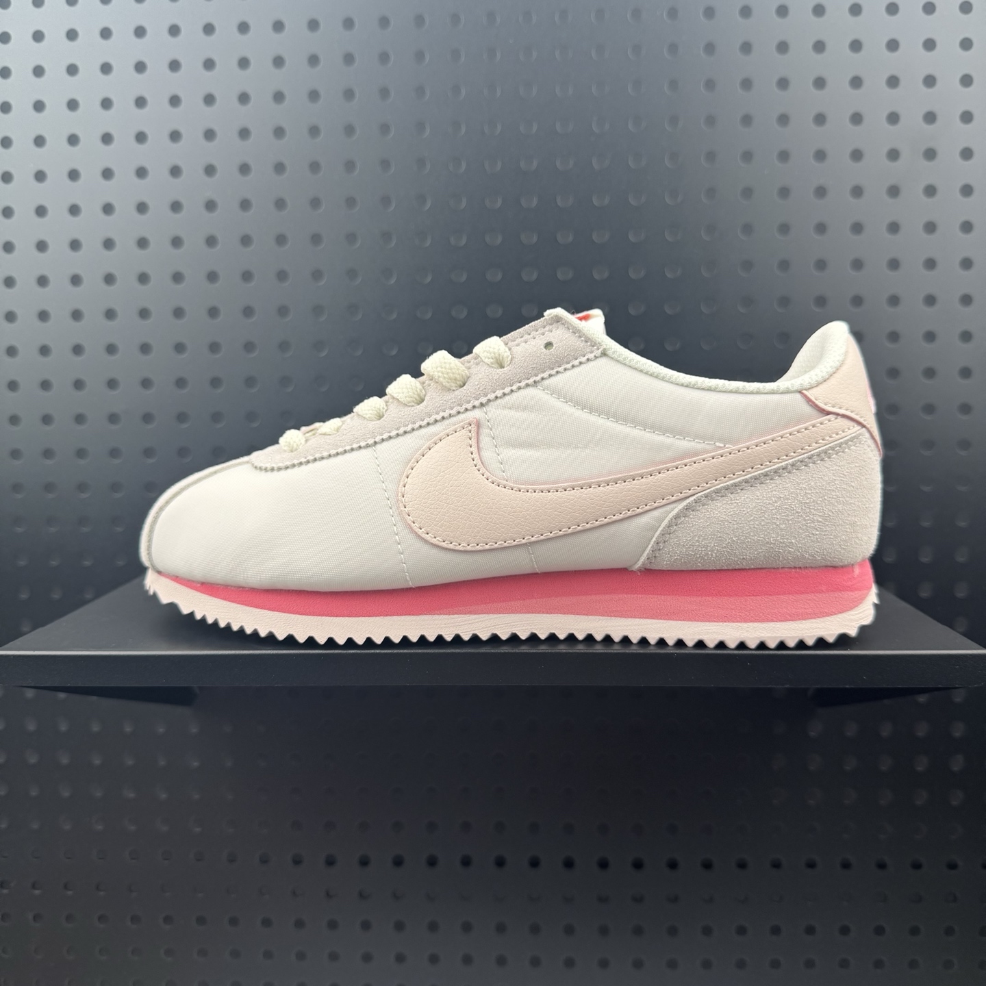 💰95 ✅Nike Classic Cortez 全新配色 经典阿甘休闲跑步鞋 纯粹而执着的精神，使得Cortez种在了一代人的心里，无论是否喜欢它复古的鞋型，一双Nike Classic Cortez总是能让人难以抗拒，将他摆在鞋柜 货号：HF6410-666 尺码：36-41含半码（24）