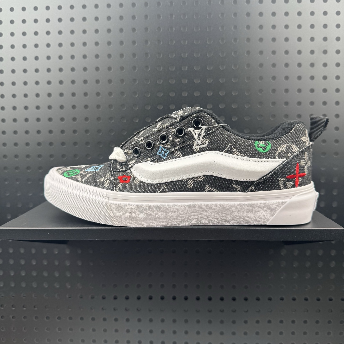 💰110 ✅Vans Classics Knu Skool 经典黑灰格 厚鞋舌面包鞋 #Vans超火的土豆鞋，复古经典，鞋头放大、包边上移加厚、鞋舌加厚。Vans Classics 经典支线土豆鞋 Knu Skool 是完美的平替版，是大众争相追捧的 “面包鞋” 货号：VN0009QCB9P 尺码：35 36 36.5 37 38 38.5 39 40 40.5 41 42 42.5 43 44 （07）