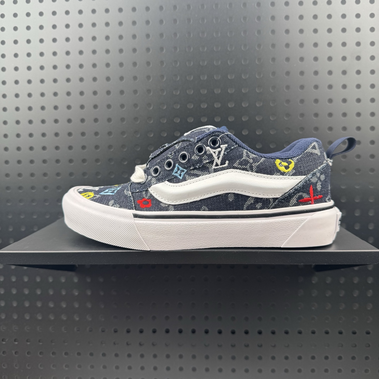 💰110 ✅Vans Classics Knu Skool 经典黑灰格 厚鞋舌面包鞋 #Vans超火的土豆鞋，复古经典，鞋头放大、包边上移加厚、鞋舌加厚。Vans Classics 经典支线土豆鞋 Knu Skool 是完美的平替版，是大众争相追捧的 “面包鞋” 货号：VN000CS0239 尺码：35 36 36.5 37 38 38.5 39 40 40.5 41 42 42.5 43 44 （07）