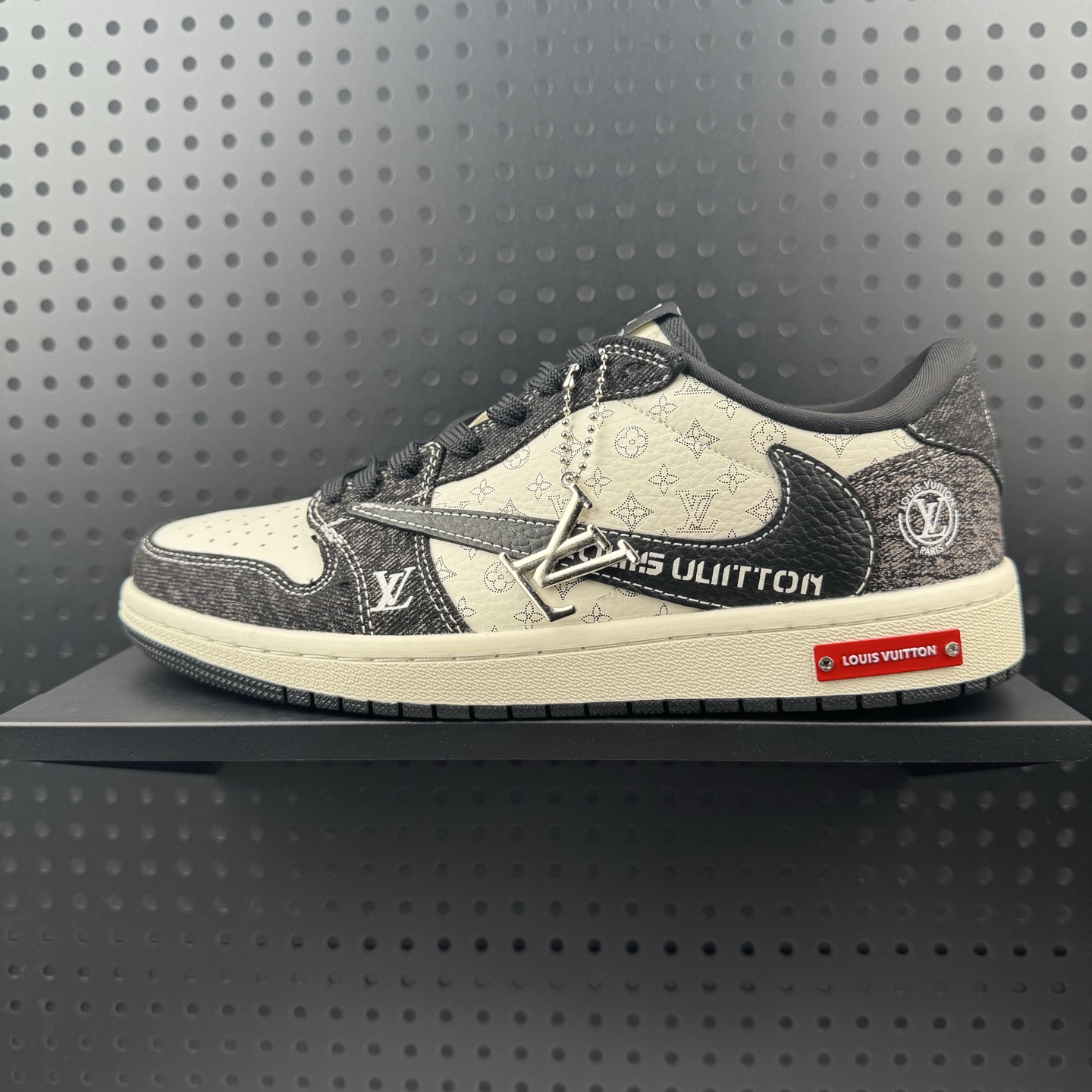 💰240
✅高端定制 Travis Scott x Jordan 1 Low LV联名-白黑牛仔 倒勾低帮休闲版本 原厂全头层皮 大厂纯原品质出货 纯正版型 定制鞋盒 皮料切割干净无任何毛边 细节完美  超高清洁度 
货号:SC0601-054
Size ：36 36.5 37.5 38 38.5 39 40 40.5 41 42 42.5 43 44 44.5 45（32）