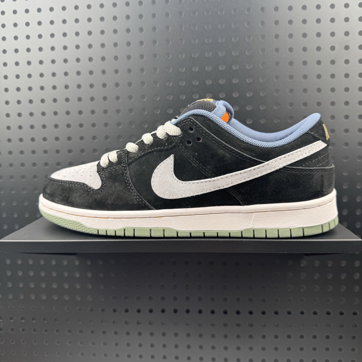 💰160 ✅Nike Dunk SB Low "Dust Noir" 耐克 SB 低帮 星际蔚蓝 雾灰蓝 小众休闲百搭耐磨低邦休闲板鞋 该定制版球鞋选用原鞋款为Nike Dunk SB Low "Light Carbon"低帮板鞋男女同款棕色,鞋身整体采用专属颜料重新喷涂,添加潮流元素效果喷涂点缀。 货号:HF3063-002 尺码:36-46半(32)
