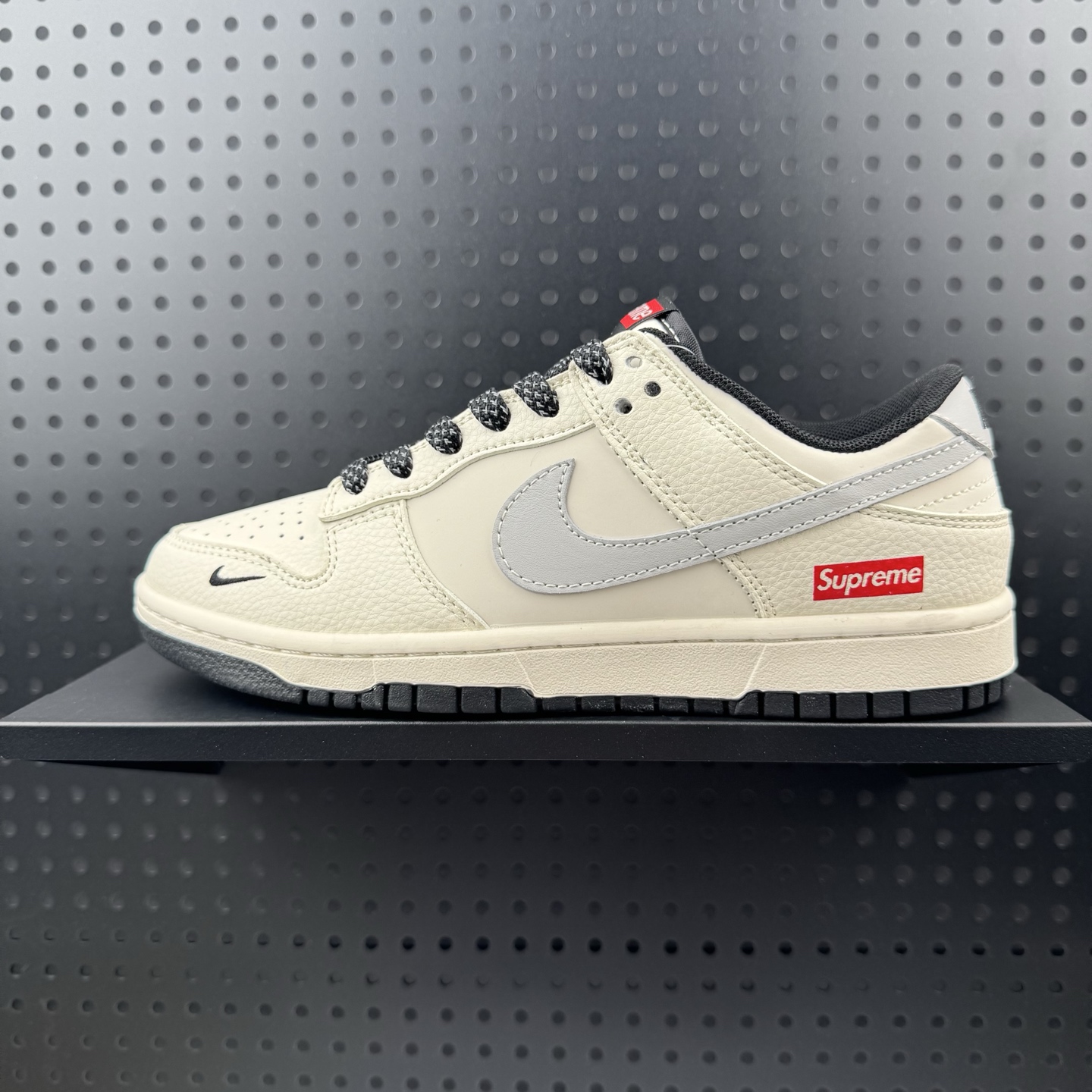 💰240
✅Nike SB Dunk Low“ Supreme联名——米黑灰”  周年高端定制 低帮休闲板鞋 定制鞋盒 大厂纯原品质出货 超高清洁度 皮料切割干净无任何毛边 细节完美 
 货号：JP1628-030
 Size:36 36.5 37.5 38 38.5 39 40 40.5 41 42 42.5 43 44 44.5 45（32）