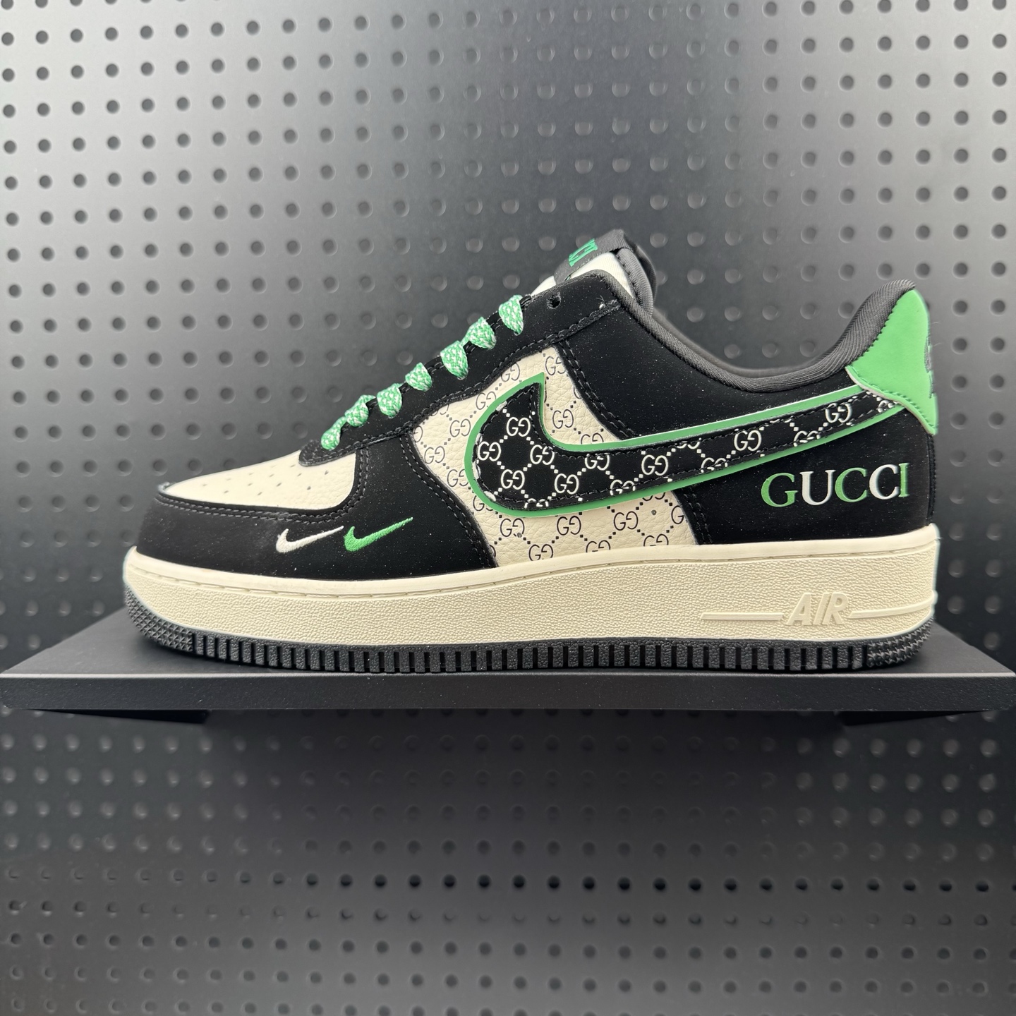 💰220
✅Nike Air Force 1 '07 Low “古驰联名——花纹米黑绿”空军一号 高端定制 低帮 运动鞋 休闲鞋 折边针车 工艺难度大 原楦头原纸板 原装鞋盒 定制五金配件 内置全掌气垫 原厂鞋底 
货号：KJ1688-024
Size：36 36.5 37.5 38 38.5 39 40 40.5 41 42 42.5 43 44 44.5 45（32）