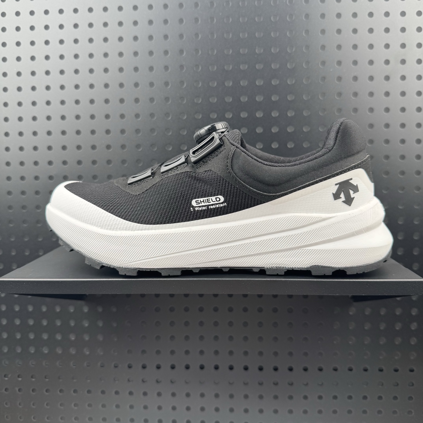 💰170 ✅迪桑特·DESCENTE Boa Lavitate II GTX 甜美生活2代系列低帮越野徒步户外休闲运动鞋 #升级原楦原纸版开发版型 #采用一体成型热熔网织布鞋面材质(鞋带替换为BOA快速旋钮系带系统) #搭载85%压缩EVA缓震中底技术 #独立开模vibram黄金耐磨锯齿外底❗️ 货号:20250508-240 尺码:39 40 40.5 41 42 42.5 43 44 44.5 45(24)