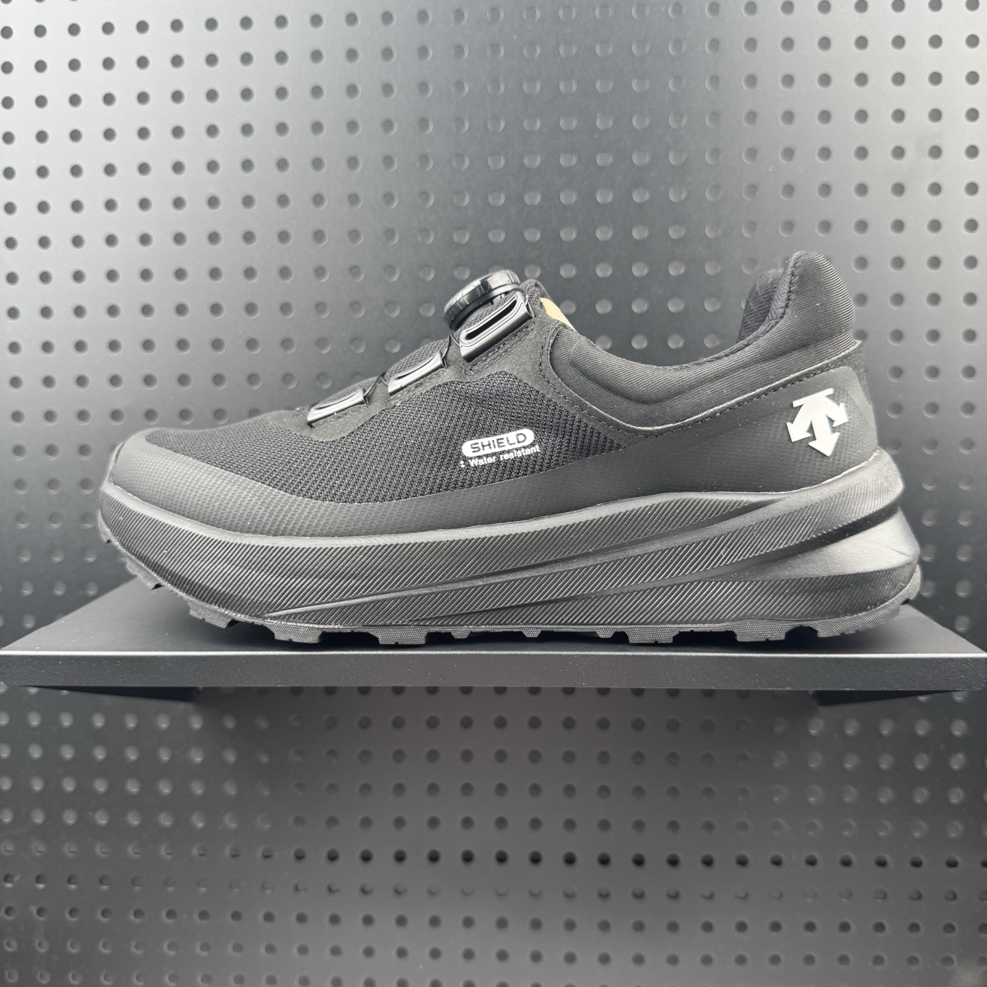 💰170 ✅迪桑特·DESCENTE Boa Lavitate II GTX 甜美生活2代系列低帮越野徒步户外休闲运动鞋 #升级原楦原纸版开发版型 #采用一体成型热熔网织布鞋面材质(鞋带替换为BOA快速旋钮系带系统) #搭载85%压缩EVA缓震中底技术 #独立开模vibram黄金耐磨锯齿外底❗️ 货号:20250508-240 尺码:39 40 40.5 41 42 42.5 43 44 44.5 45(24)