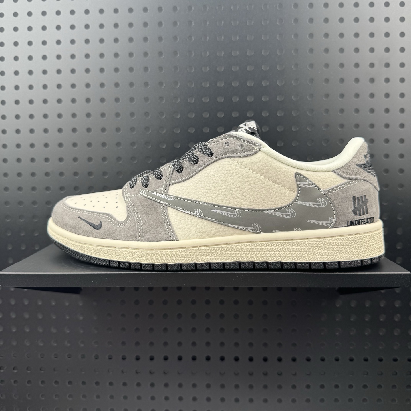 💰240 ✅Travis Scott x Fragment Design x Air Jordan 1 Low OG SP AJ1 乔1UN联名 猪八米灰多勾 低帮文化休闲板鞋 #多方联名合作融合了Travis Scott 独特的音乐风格，藤原浩个性的设计风格以及Jordan品牌的经典元素 使其成为一双具有独特身份和价值的鞋子 清新而立体的外观加上联名标识更突出了其独特身份 这种配色方案显示出活力和时尚感 在视觉上引人注目 鞋身的质感和细腻的细节处理使其显得高端而格调十足 这款“倒钩”联名是设计与创意完美结合 融合多方的个性风格是一款备受瞩目的潮流鞋款 货号：DD7866-116 尺码：36 36.5 37.5 38 38.5 39 40 40.5 41 42 42.5 43 44 44.5 45（32）