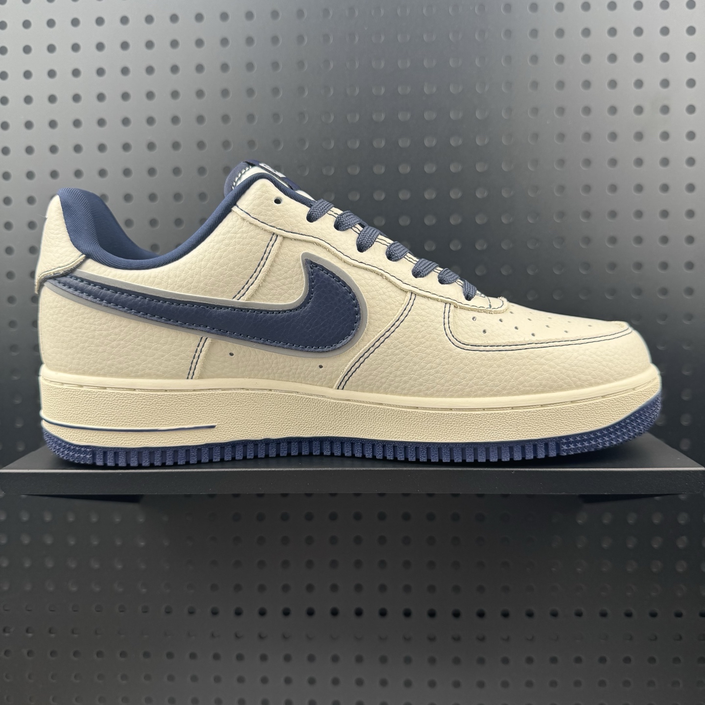 💰220
✅NIke Air Force 1 '07 Low “Supreme联名——午夜蓝”空军一号 低帮 运动鞋 休闲鞋 折边针车 工艺难度大 原楦头原纸板 原装鞋盒 定制五金配件 内置全掌气垫 原厂鞋底 
货号：DD1982-319
Size：36 36.5 37.5 38 38.5 39 40 40.5 41 42 42.5 43 44 44.5 45（32）