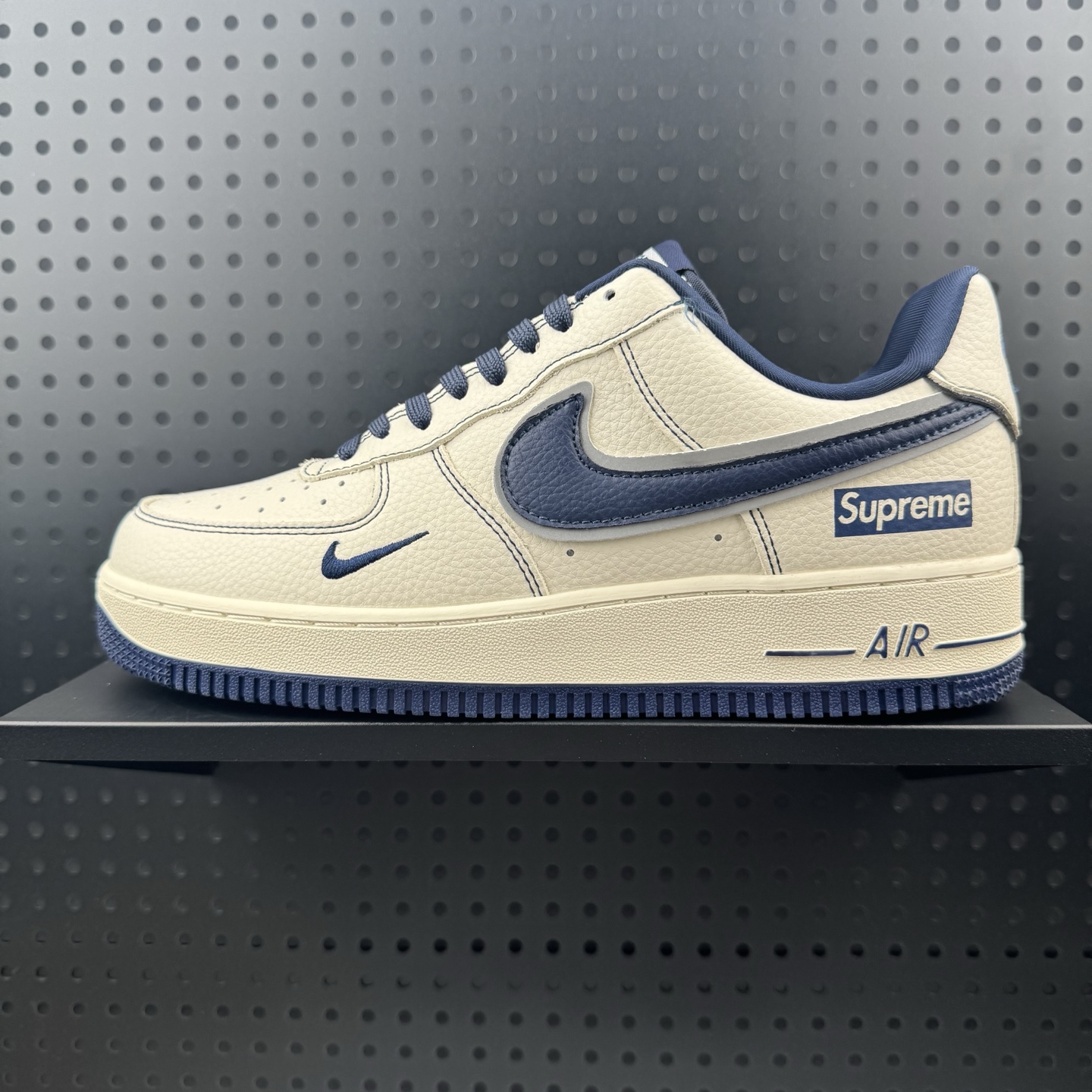 💰220
✅NIke Air Force 1 '07 Low “Supreme联名——午夜蓝”空军一号 低帮 运动鞋 休闲鞋 折边针车 工艺难度大 原楦头原纸板 原装鞋盒 定制五金配件 内置全掌气垫 原厂鞋底 
货号：DD1982-319
Size：36 36.5 37.5 38 38.5 39 40 40.5 41 42 42.5 43 44 44.5 45（32）