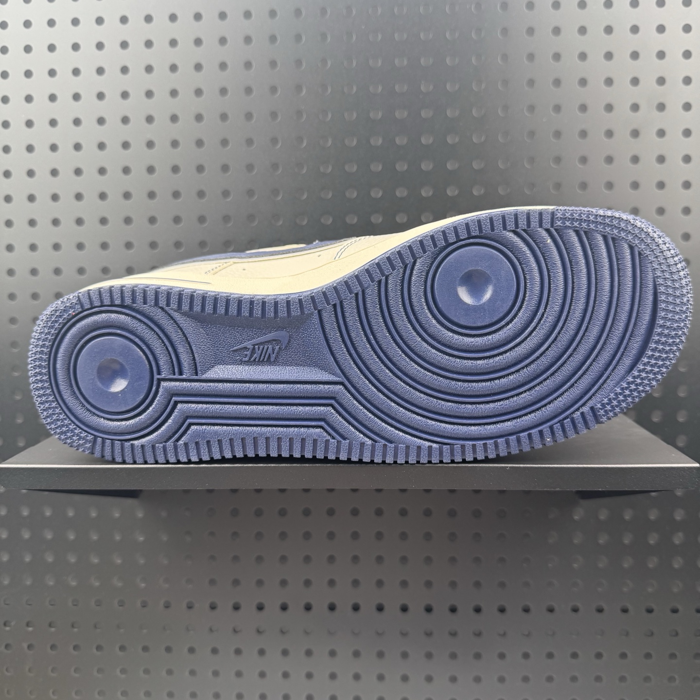 💰220
✅NIke Air Force 1 '07 Low “Supreme联名——午夜蓝”空军一号 低帮 运动鞋 休闲鞋 折边针车 工艺难度大 原楦头原纸板 原装鞋盒 定制五金配件 内置全掌气垫 原厂鞋底 
货号：DD1982-319
Size：36 36.5 37.5 38 38.5 39 40 40.5 41 42 42.5 43 44 44.5 45（32）