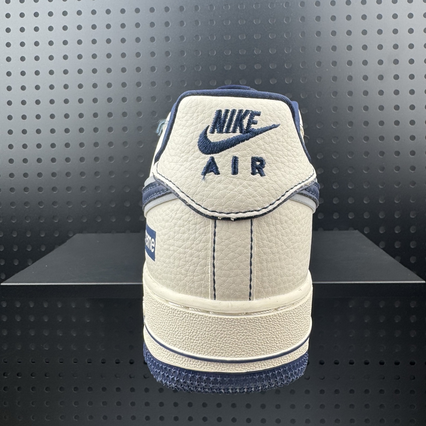 💰220
✅NIke Air Force 1 '07 Low “Supreme联名——午夜蓝”空军一号 低帮 运动鞋 休闲鞋 折边针车 工艺难度大 原楦头原纸板 原装鞋盒 定制五金配件 内置全掌气垫 原厂鞋底 
货号：DD1982-319
Size：36 36.5 37.5 38 38.5 39 40 40.5 41 42 42.5 43 44 44.5 45（32）