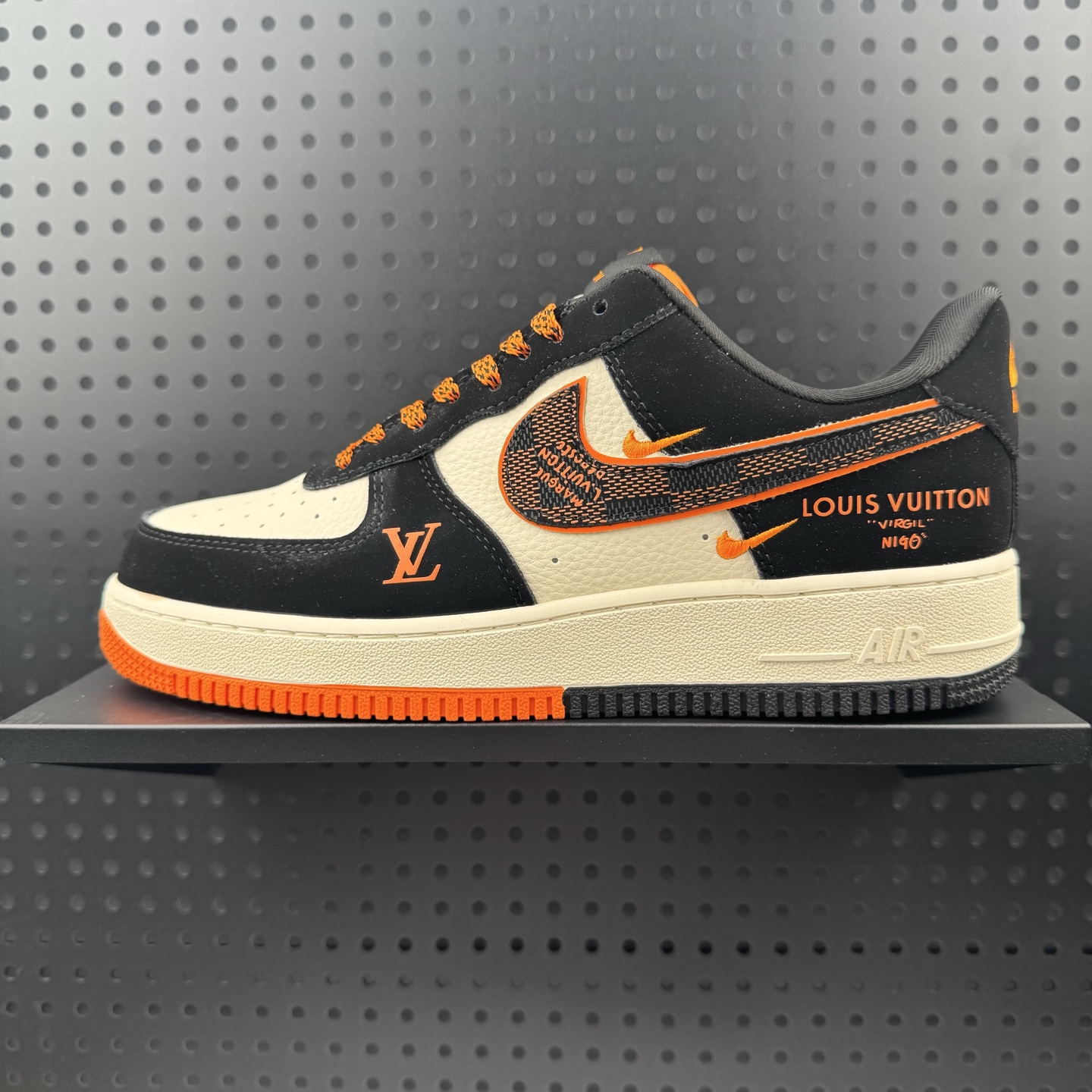 💰220 ✅Nike Air Force 1 '07 Low “LV联名——双拼米黑橙”空军一号 高端定制 低帮 运动鞋 休闲鞋 折边针车 工艺难度大 原楦头原纸板 原装鞋盒 定制五金配件 内置全掌气垫 原厂鞋底 货号：KJ1688-025 Size：36 36.5 37.5 38 38.5 39 40 40.5 41 42 42.5 43 44 44.5 45（32）