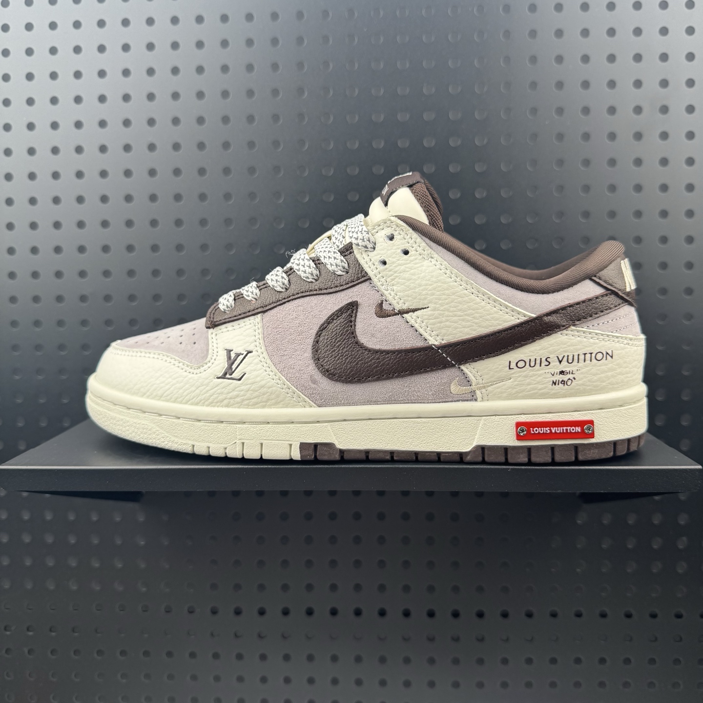 💰240
✅Nike SB Dunk Low 手工刺绣 LV印花 高端定制 低帮休闲板鞋
#定制鞋盒 大厂纯原品质出货 超高清洁度 皮料切割干净无任何毛边 细节完美 
货号：YF9511 906
尺码：36 36.5 37.5 38 38.5 39 40 40.5 41 42 42.5 43 44 44.5 45（32）