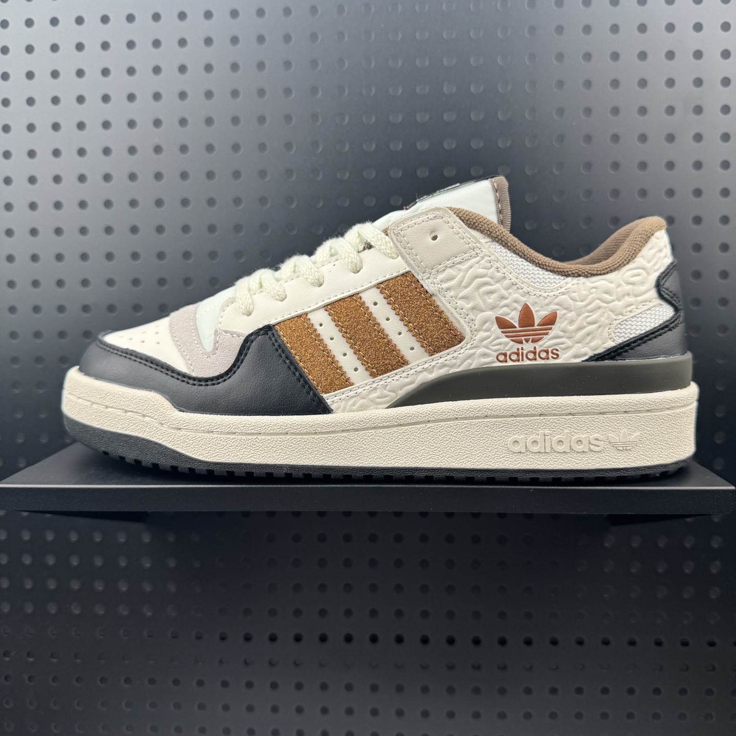 AD Forum 84 Low OG 低帮百搭潮流休闲运动板鞋 以复古篮球鞋的外形为基础 采用皮革拼接 简约百搭 更加贴合舒适 中底内侧网格造型起到点睛之笔 外底橡胶 更显复古 货号:JQ8734 (26)