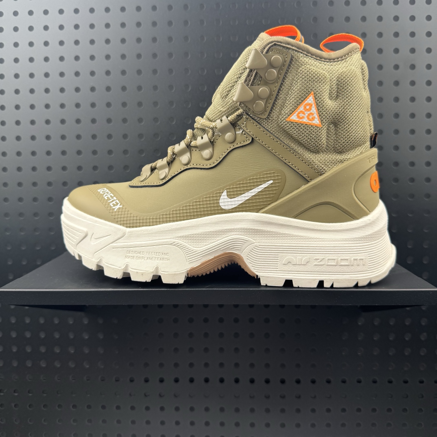 💰180
✅Nike ACG Zoom Galadome Gore-Tex 高帮户外登山越跑徒步休闲运动鞋 

货号：DD2858 100
尺码：36-47（24）