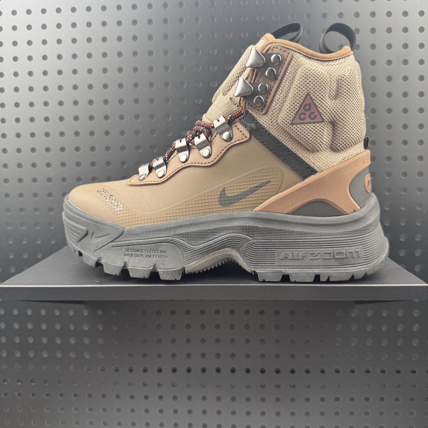 💰180
✅Nike ACG Zoom Galadome Gore-Tex 高帮户外登山越跑徒步休闲运动鞋 

货号：DD2858 401
尺码：36-47（24）