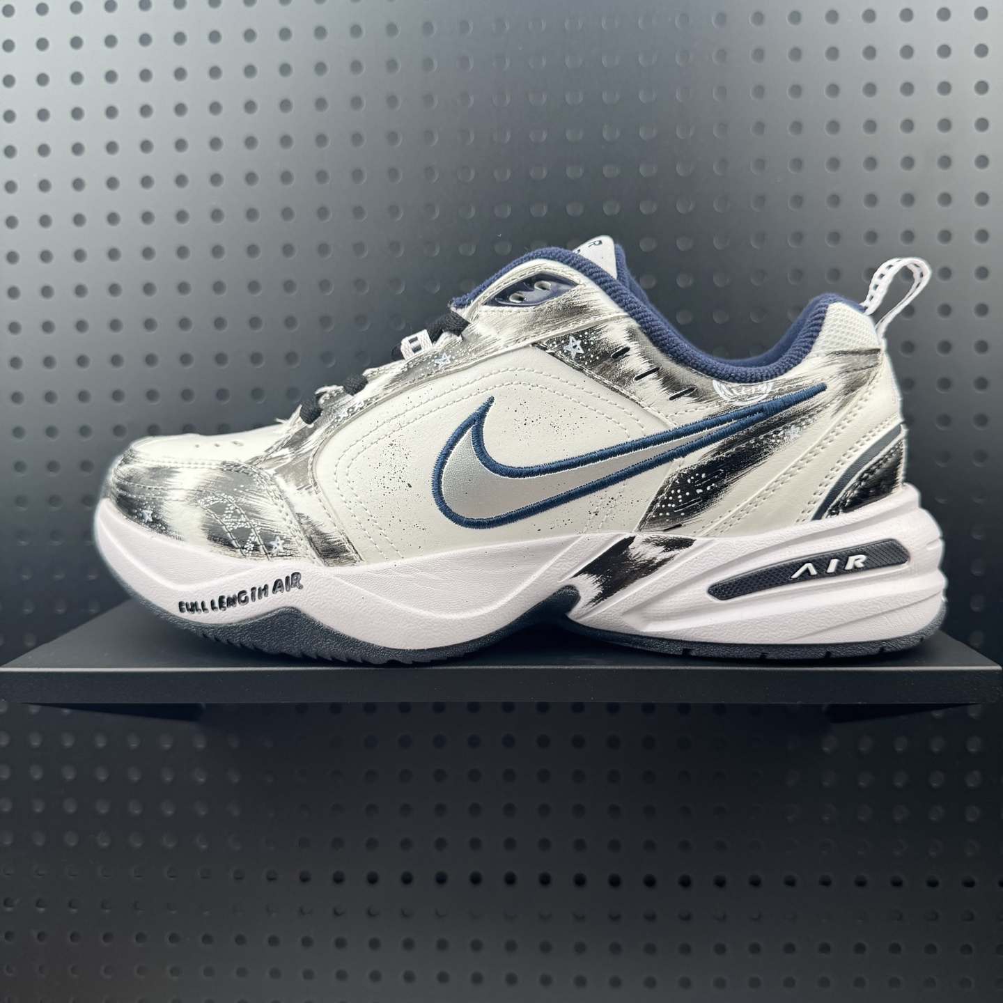 NK Air Monarch IV M2K 涂鸦复古潮流运动舒适老爹鞋 优质皮革打造鞋面 夸张流线极符 风靡老爹元素 外形延续当下潮流得未来感老爹鞋 设计干净配色风格也带有浓郁的复古感受 极为独特 货号:415445-102 (24)