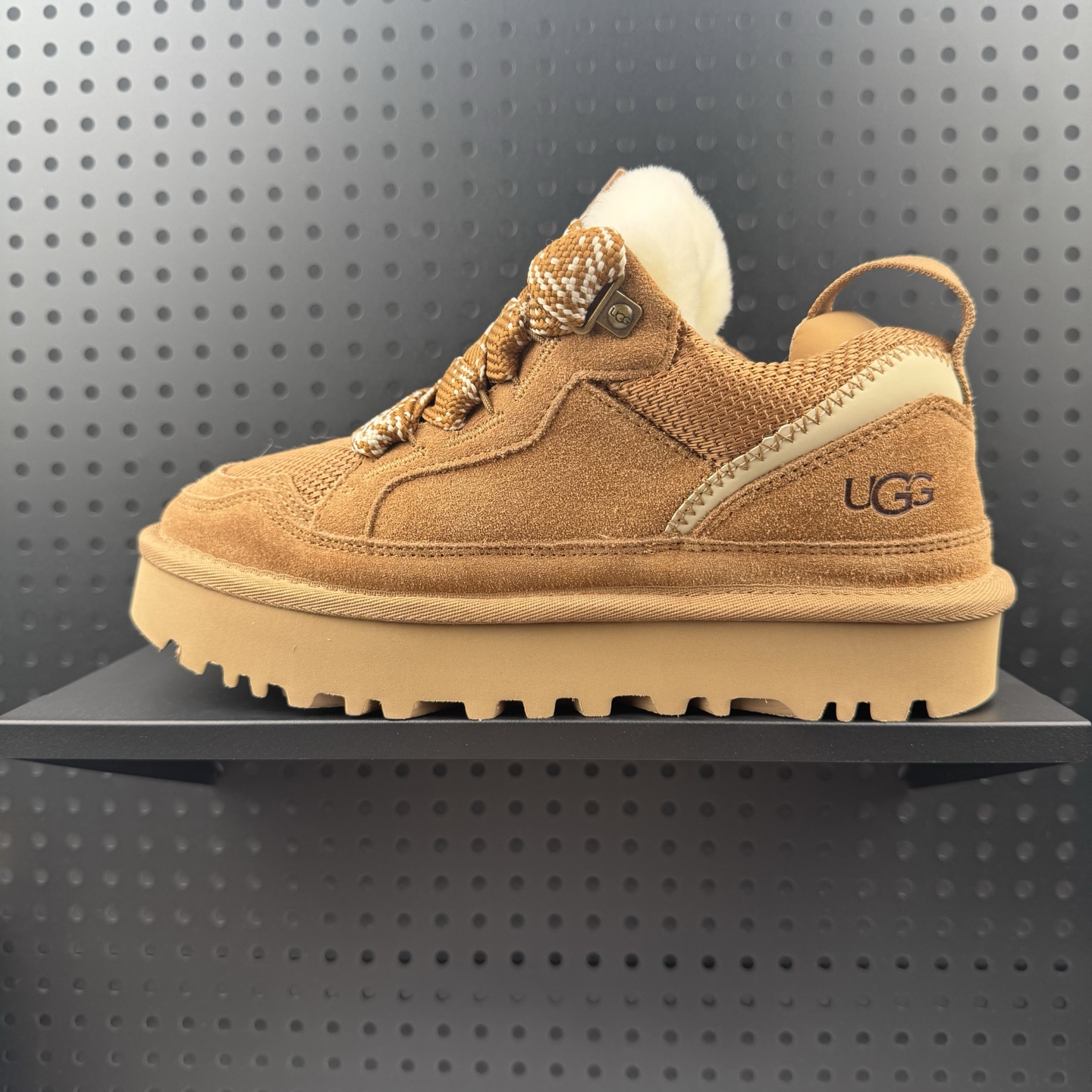 UGG Classic Uitra Mini 梅尔拼接鞋带低帮休闲鞋 鞋面再生弹道帆布网纱 采用优质翻毛皮鞋面 双色扁平鞋带 鞋内里材质 采用隆丰羊皮毛一体 毛茸内里 保暖锁热 舒适的Treadlite by UGG EVA 轻翼大底 货号:1144032 (31)