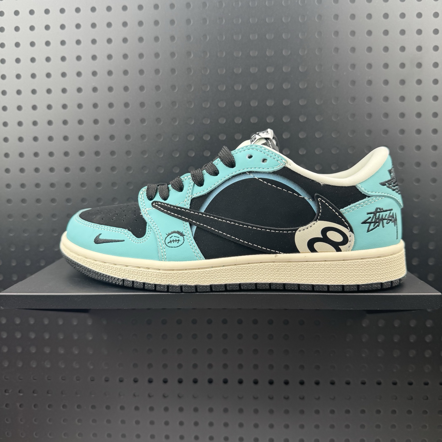 Travis Scott x Jordan 1 Low “斯图西联名——台球黑蓝鬼脸” 高端定制 乔丹倒勾低帮休闲板鞋 大厂纯原品质出货 纯正版型 定制鞋盒 皮料切割干净无任何毛边 细节完美 超高清洁度 货号:DD7866-103 (32)