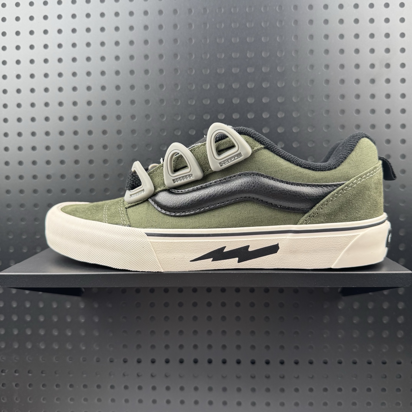 💰120 ✅Vans Knu Skool DR 白黑绿 新系列面包鞋 #Vans将现在的Knu Skool的“宽大”特点进一步放大，将携带空改为了极具现代风格的D形鞋带孔，并选用更宽的鞋带绑定鞋身! 货号：VN000CZU50K 尺码：35 36 36.5 37 38 38.5 39 40 40.5 41 42 42.5 43 44（07）