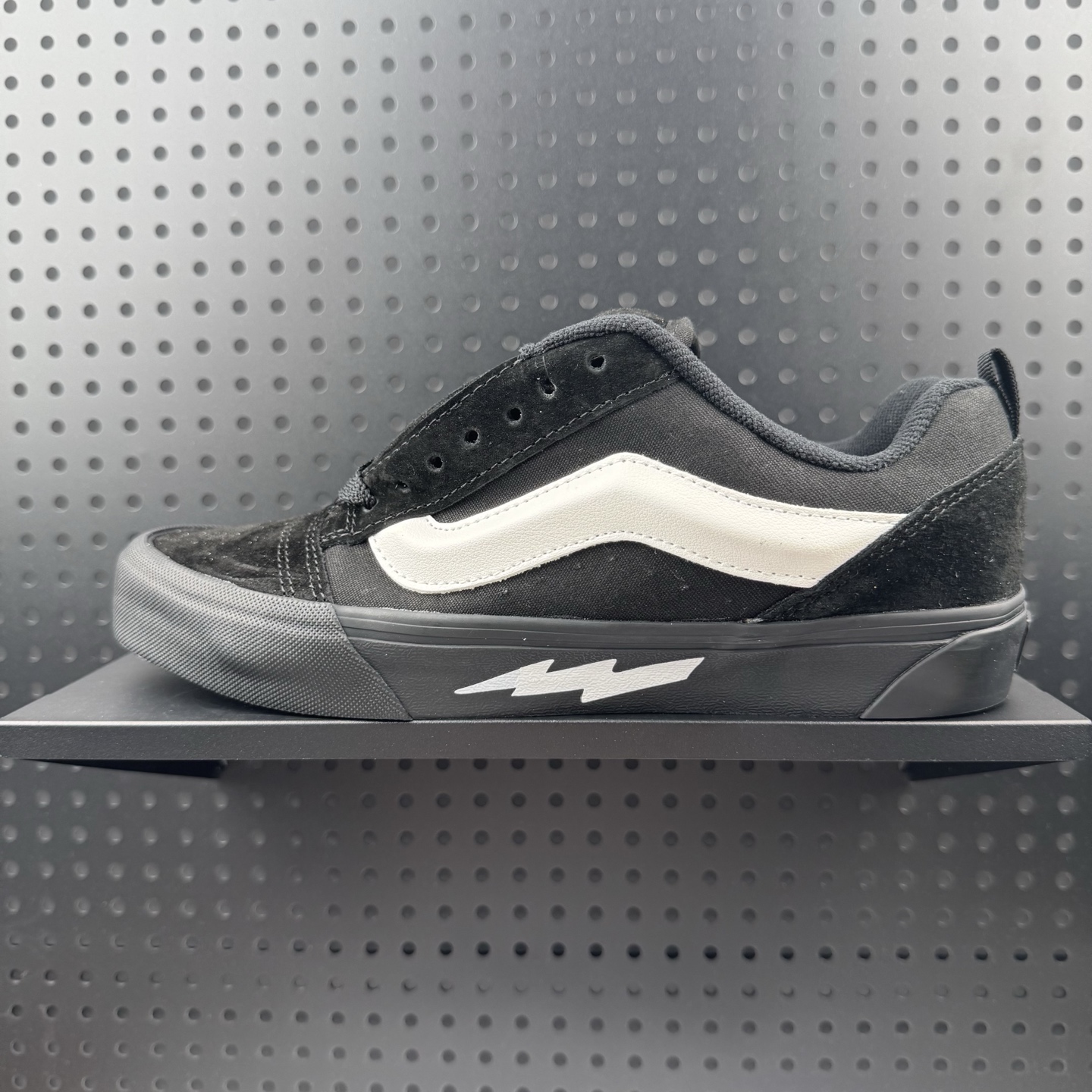 💰100 ✅Vans Knu Skool 百搭休闲防滑减震低帮 板鞋男女同款vans 黑武士加绒款 颜色：vans 面包黑白条加绒 货号：VN0009QCBMA 尺码：35 36 36.5 37 38 38.5 39 40 40.5 41 42 42.5 43 44（07）