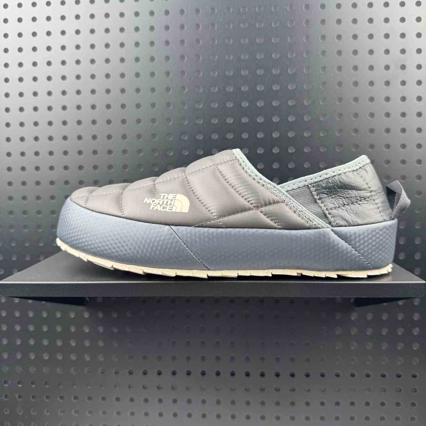 💰110
✅The North Face Thermoball Traction 北面冬季加绒透气轻盈一脚蹬休闲套鞋 
货号：NFOA3VIH-VFO
尺码：36-45（24）