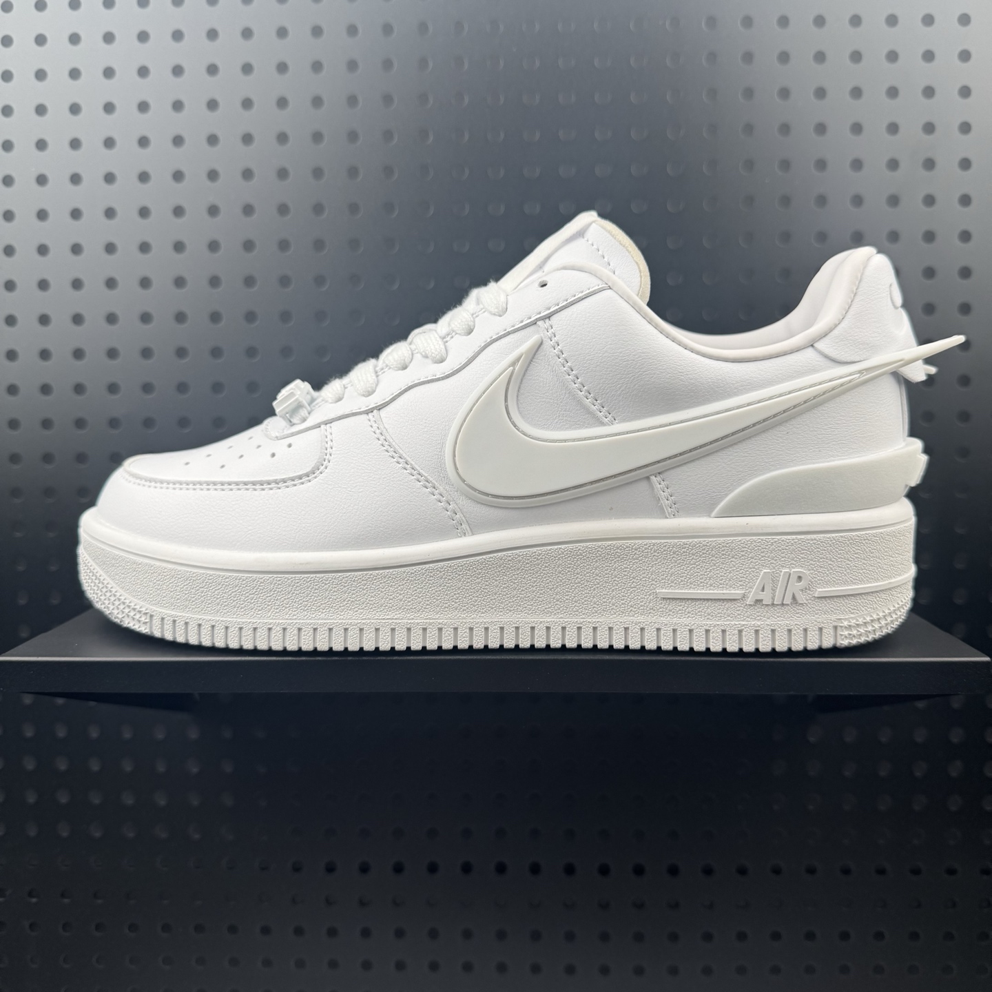 💰90
✅AMBUSH x NK Air Force 1 Low 空军一号低帮运动板鞋 联名大钩DV 全套原原楦纸版 原厂Prime Asia贝利进口皮料加持 越南原大装底数据 私模大底最大开发至47.5 原厂钩子TPU磨具 市场唯一正确批次 左右脚Logo不同 注意区分 全鞋电脑针车 工整有序 视觉效果满分 原厂拉帮手法 密度针距针孔大小控制到位 原装反口里网布海绵 正确卡色网眼大小 原厂港宝加持完美还原灵魂版型 原盒原配从里到外百分百还原
货号:DV3464-001
SIZE:36 36.5 37.5 38 38.5 39 40 40.5 41 42 42.5 43 44 44.5 45(26)