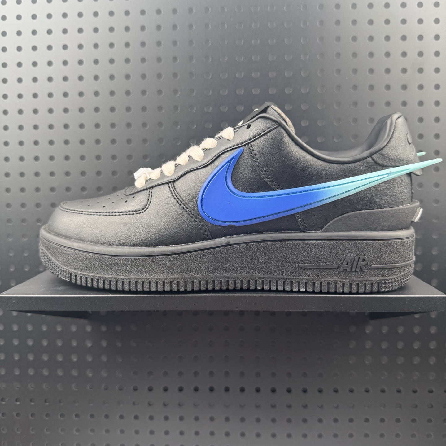 💰90
✅AMBUSH x NK Air Force 1 Low 空军一号低帮运动板鞋 联名大钩DV 全套原原楦纸版 原厂Prime Asia贝利进口皮料加持 越南原大装底数据 私模大底最大开发至47.5 原厂钩子TPU磨具 市场唯一正确批次 左右脚Logo不同 注意区分 全鞋电脑针车 工整有序 视觉效果满分 原厂拉帮手法 密度针距针孔大小控制到位 原装反口里网布海绵 正确卡色网眼大小 原厂港宝加持完美还原灵魂版型 原盒原配从里到外百分百还原
货号:DV3464-001
SIZE:36 36.5 37.5 38 38.5 39 40 40.5 41 42 42.5 43 44 44.5 45(26)