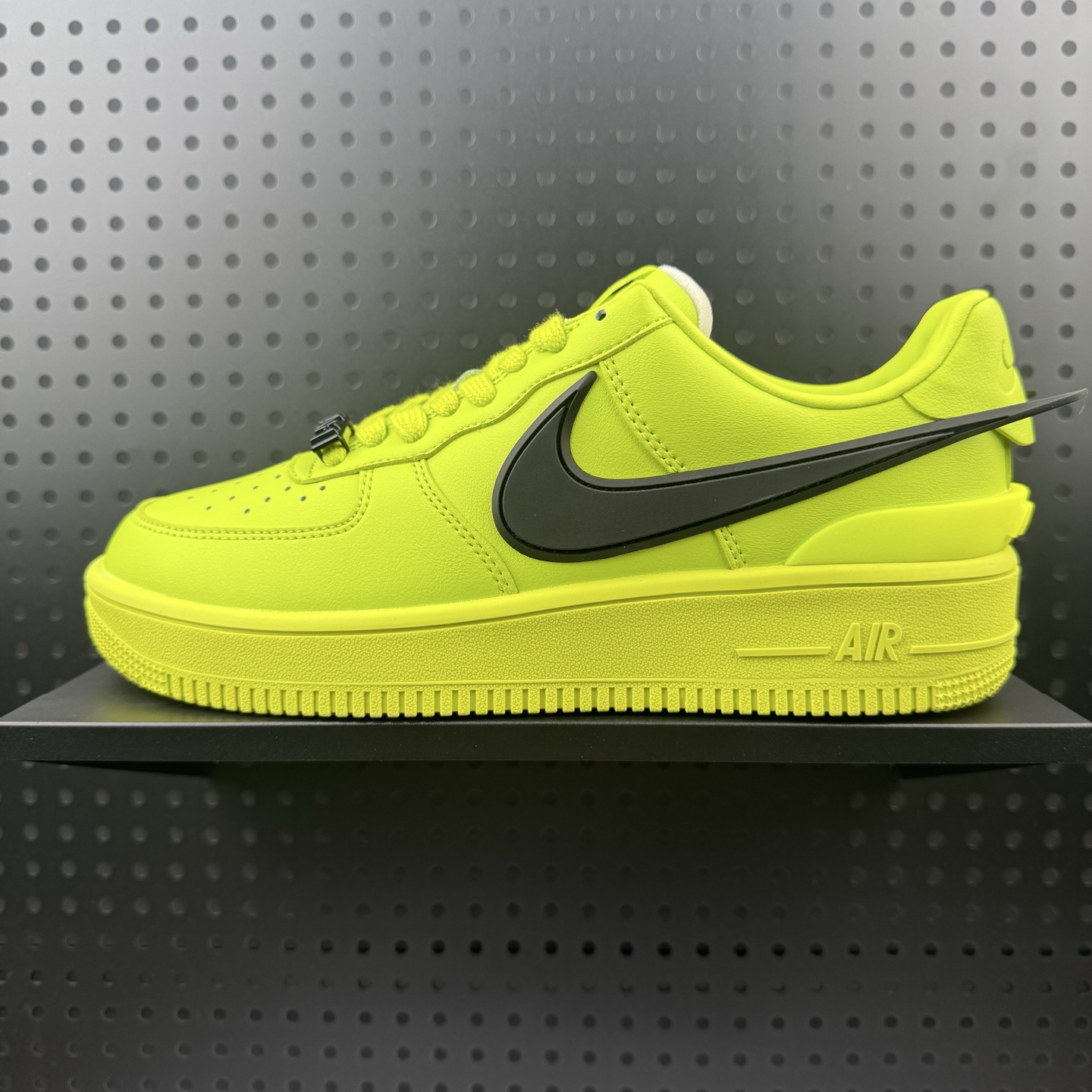 💰90
✅AMBUSH x NK Air Force 1 Low 空军一号低帮运动板鞋 联名大钩DV 全套原原楦纸版 原厂Prime Asia贝利进口皮料加持 越南原大装底数据 私模大底最大开发至47.5 原厂钩子TPU磨具 市场唯一正确批次 左右脚Logo不同 注意区分 全鞋电脑针车 工整有序 视觉效果满分 原厂拉帮手法 密度针距针孔大小控制到位 原装反口里网布海绵 正确卡色网眼大小 原厂港宝加持完美还原灵魂版型 原盒原配从里到外百分百还原
货号:DV3464-002
SIZE:36 36.5 37.5 38 38.5 39 40 40.5 41 42 42.5 43 44 44.5 45(26)