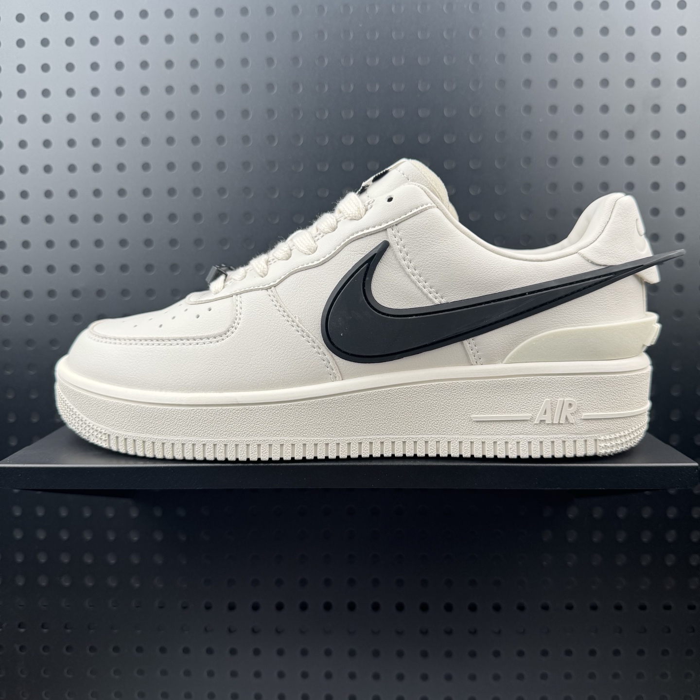 💰90
✅AMBUSH x NK Air Force 1 Low 空军一号低帮运动板鞋 联名大钩DV 全套原原楦纸版 原厂Prime Asia贝利进口皮料加持 越南原大装底数据 私模大底最大开发至47.5 原厂钩子TPU磨具 市场唯一正确批次 左右脚Logo不同 注意区分 全鞋电脑针车 工整有序 视觉效果满分 原厂拉帮手法 密度针距针孔大小控制到位 原装反口里网布海绵 正确卡色网眼大小 原厂港宝加持完美还原灵魂版型 原盒原配从里到外百分百还原
货号:DV3464-100
SIZE:36 36.5 37.5 38 38.5 39 40 40.5 41 42 42.5 43 44 44.5 45(26)