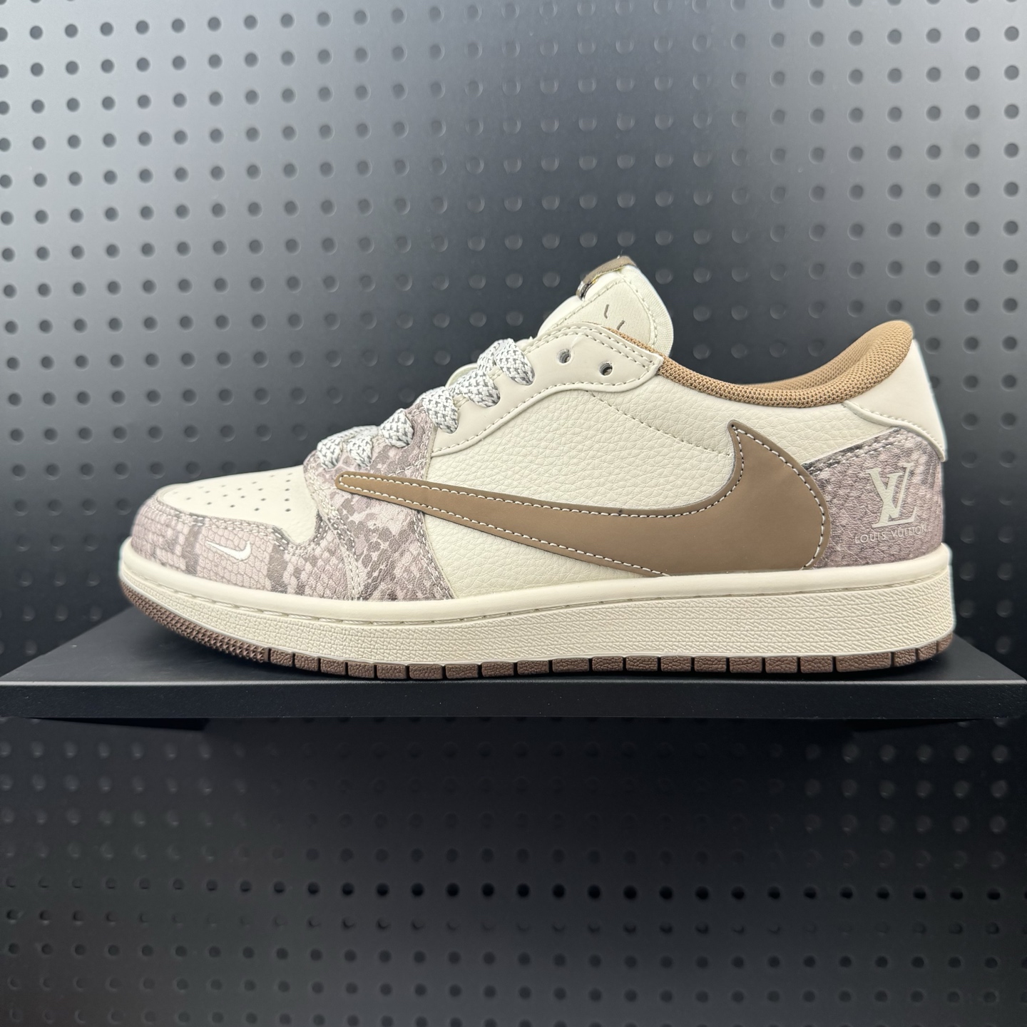 💰240 ✅Travis Scott x Fragment Design x Air Jordan 1 Low OG SP AJ1 乔1LV联名 棕蟒纹 低帮文化休闲板鞋 #多方联名合作融合了Travis Scott 独特的音乐风格，藤原浩个性的设计风格以及Jordan品牌的经典元素 使其成为一双具有独特身份和价值的鞋子 清新而立体的外观加上联名标识更突出了其独特身份 这种配色方案显示出活力和时尚感 在视觉上引人注目 鞋身的质感和细腻的细节处理使其显得高端而格调十足 这款“倒钩”联名是设计与创意完美结合 融合多方的个性风格是一款备受瞩目的潮流鞋款 货号：XS7089-618 尺码：36 36.5 37.5 38 38.5 39 40 40.5 41 42 42.5 43 44 44.5 45（32）