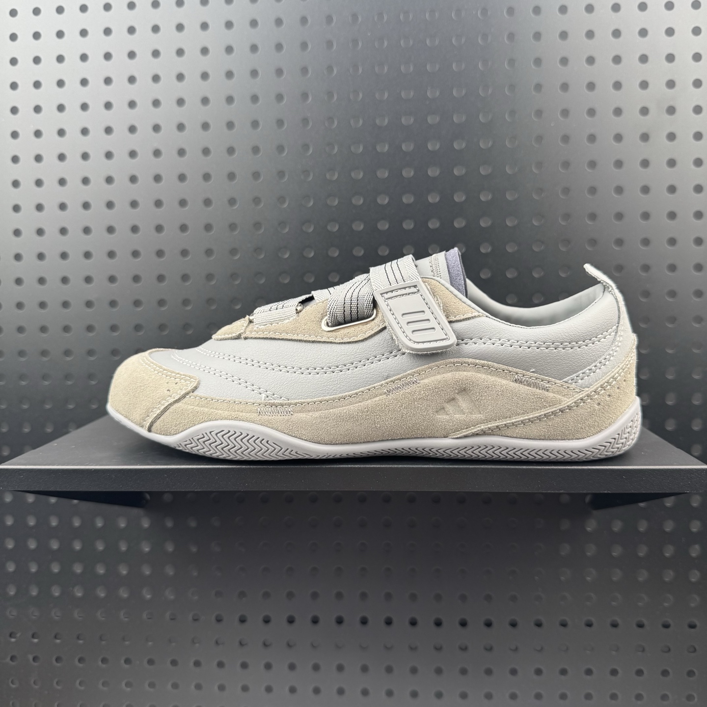 Adidas FOS URBAN REVERIE 舒适时尚 阿迪fos芭蕾鞋 设计感特别强 中底廓形设计 结合了两种缓震技术 绑带设计整体线条优美 显脚瘦 虽然底子有点薄 却异常舒适 官方货号: JQ9391 (24)