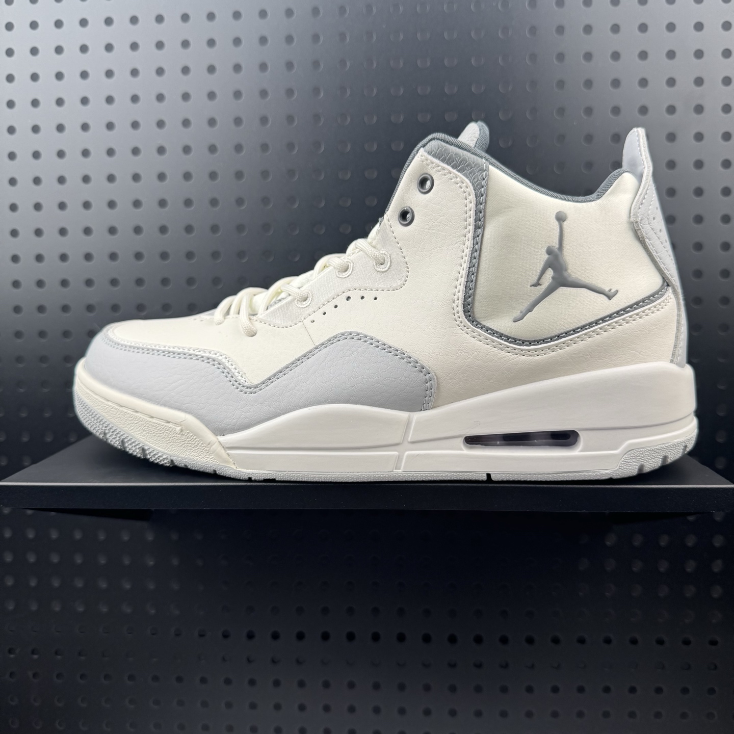 Air Jordan Courtside 23 Concord 乔丹AJ3代简版中帮复古休闲运动文化篮球鞋 采用翻毛皮组合牛津布鞋面材质内嵌缜密定位拉帮及注胶效果中底PU内嵌开窗式Air缓震气垫可视化NK AIR缓震配置 营造柔软舒适的脚感橡胶外底 在多种地面均有出色抓地力 货号:HQ1192-101 (01)