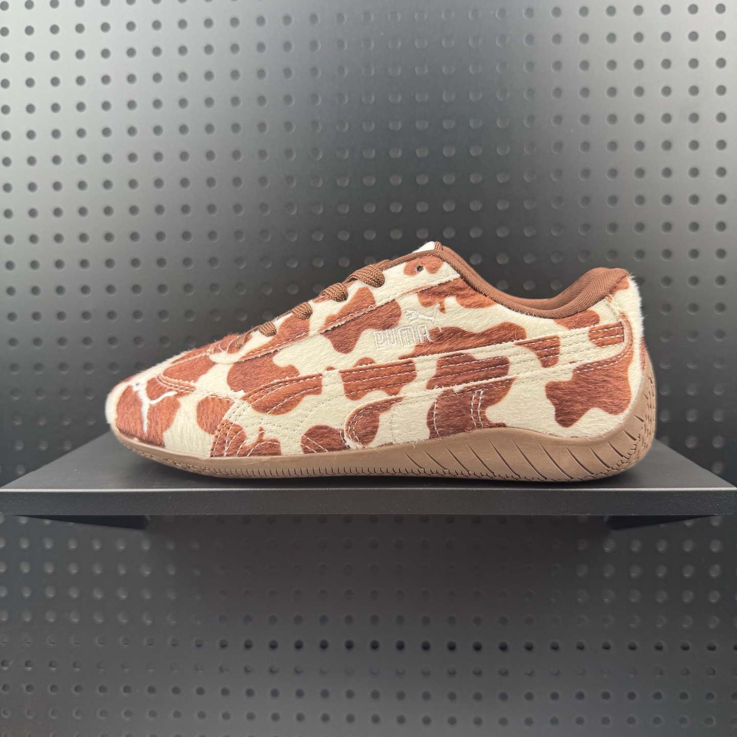 Puma Speedcat OG Sparco 充正版本 彪马罗马阿莫尔系列 复古运动休闲赛车跑鞋 全球知名运动品牌PUMA宝马赛车系列 融合了宝马车队的标志性配色 以趣味十足又前卫复古的设计引领潮流 将赛道精神融入街头时尚 开启前卫竞速之旅 主打前卫复古风 Roma鞋款的鞋侧以复古的流线造型 缀以宝马经典Logo 巧妙吸睛 而Speedcat鞋款以亮眼三色条纹元素缀以舒适鞋面 赋予了独特的个性美学 演绎赛车的无尽能量 官方货号:406141 012722 (30)