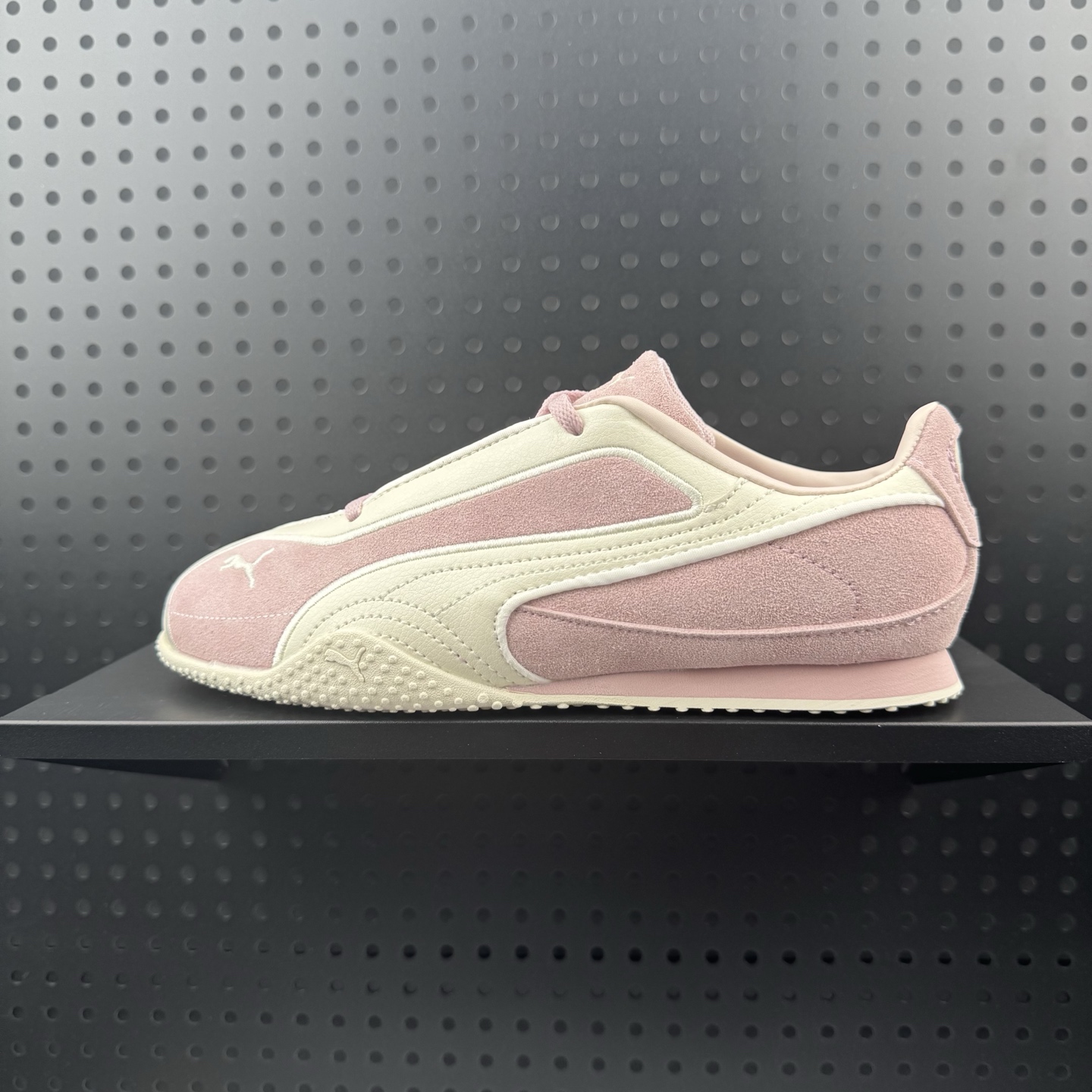 XS版彪马Puma H-Street 低帮专业越野德训鞋 PUMA H-STREET的设计巧妙融合了经典与创新 透气网面鞋身是对复古运动美学的致敬 它不仅延续了PUMA一贯的运动基因 更保证了穿着时的舒适度与透气性 让双脚在夏日也能自由“呼吸” 经典的鞋型设计 带着岁月沉淀的韵味 货号: 404709-03 含半码(30)