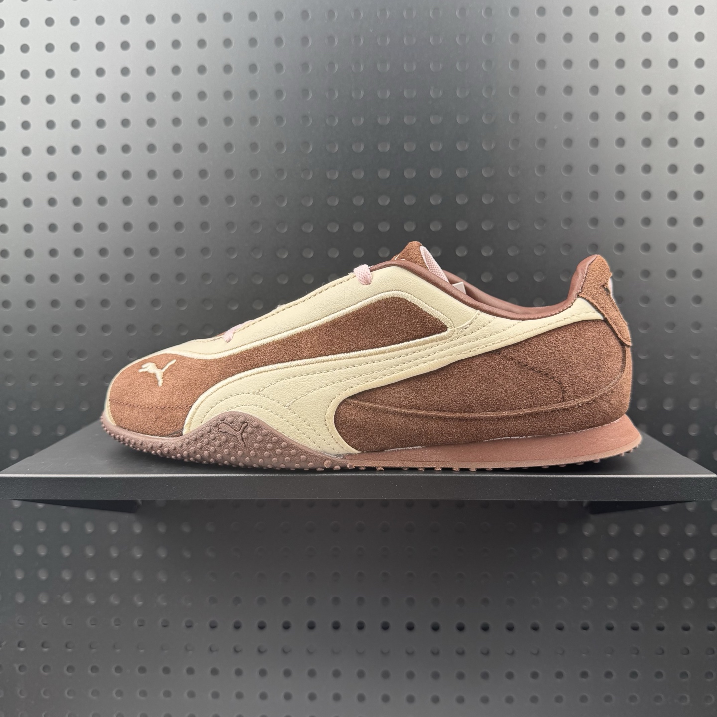 XS版彪马Puma H-Street 低帮专业越野德训鞋 PUMA H-STREET的设计巧妙融合了经典与创新 透气网面鞋身是对复古运动美学的致敬 它不仅延续了PUMA一贯的运动基因 更保证了穿着时的舒适度与透气性 让双脚在夏日也能自由“呼吸” 经典的鞋型设计 带着岁月沉淀的韵味 货号: 404709-02 含半码(30)