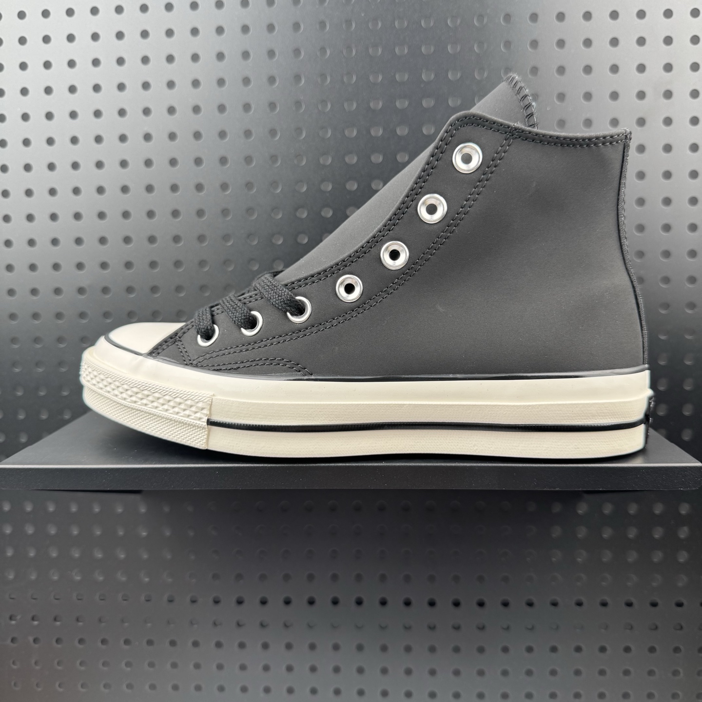 💰110
✅匡威 Converse 1970s 秋冬皮面厚底高帮休闲板鞋
货号:A18989C
码数:35 36 36.5 37 37.5 38 39 39.5 40 41 41.5 42 42.5 43 44(07)