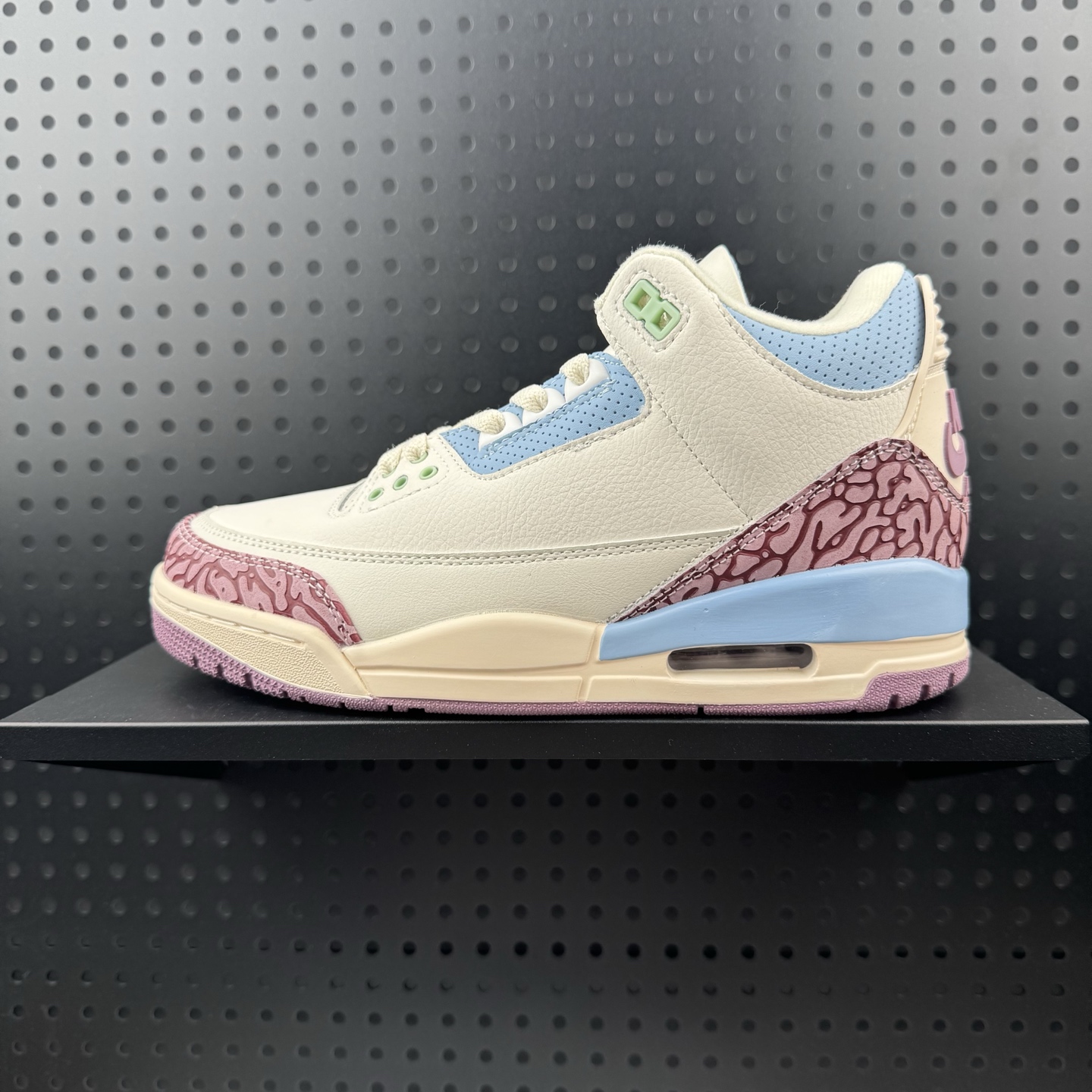 耐克 乔丹 AJ3 耐克 Nike Air Jordan 3 Retro SE 乔3 复刻篮球鞋 乔丹3代 三代 男女子运动鞋 作为 AJ 系列中广受认可的运动鞋之一,搭载与 2048 元年款类似的轻盈可视缓震配置.经典细节和材料,纪念成就不凡的传奇鞋款. 鞋面采用织物、皮革与合成材质组合设计,经久耐穿,营造出众结构化支撑 后跟搭载 Nike Air 缓震配置,缔造轻盈回弹的舒适脚感 橡胶外底提供强劲抓地力,可驾驭多种地面 货号:IF4396 100 半(24)