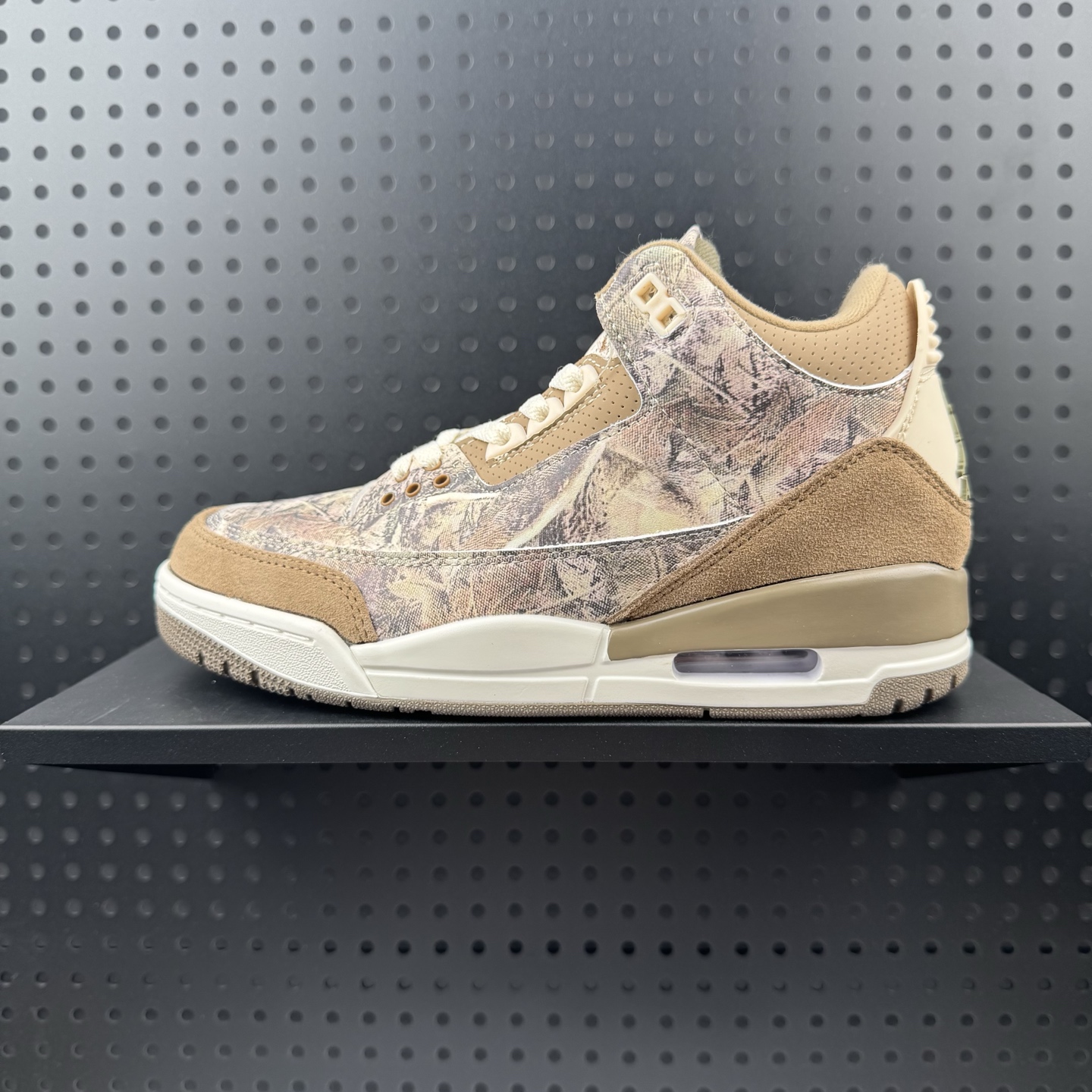 💰150 ✅采用硬质LV Monogram压纹头层皮革组合丝绸牛剖革鞋面材质#内置全掌Air Sole气垫❗热度拉满，世纪天价联名球鞋❗重磅联名,法国顶级高奢品牌·路易威登Louis Vuitton x Nike Air Force 1'07 LV8 Low"Green/White/LV Monogram"空军一号系列中帮经典百搭休闲运动板鞋“皮革黑色LV压纹老花” 货号：1A9V87 码数：36 36.5 37.5 38 38.5 39 40 40.5 41 42 42.5 43 44 45（24）