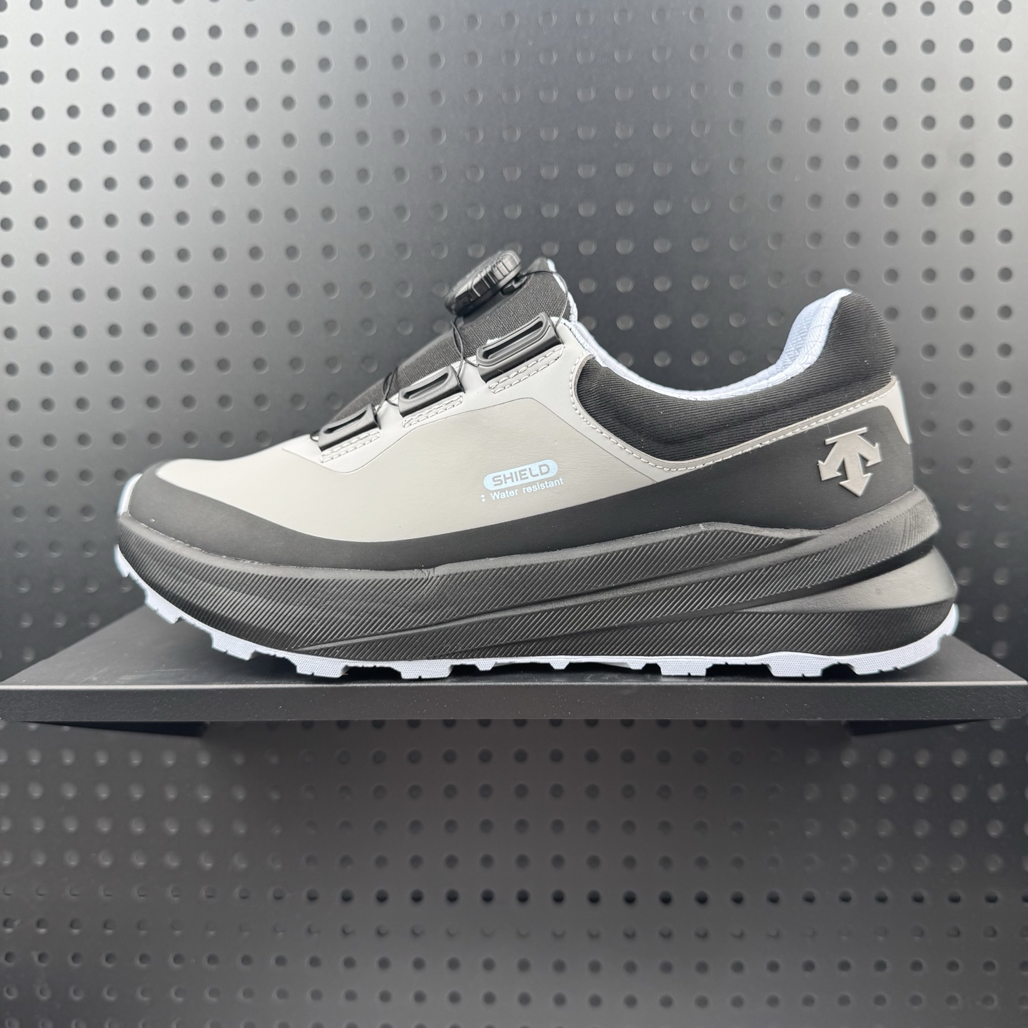 💰170 ✅迪桑特·DESCENTE Boa Lavitate II GTX 甜美生活2代系列低帮越野徒步户外休闲运动鞋 #升级原楦原纸版开发版型 #采用一体成型热熔网织布鞋面材质(鞋带替换为BOA快速旋钮系带系统) #搭载85%压缩EVA缓震中底技术 #独立开模vibram黄金耐磨锯齿外底❗️ 货号:20250508-240 尺码:39 40 40.5 41 42 42.5 43 44 44.5 45(24)