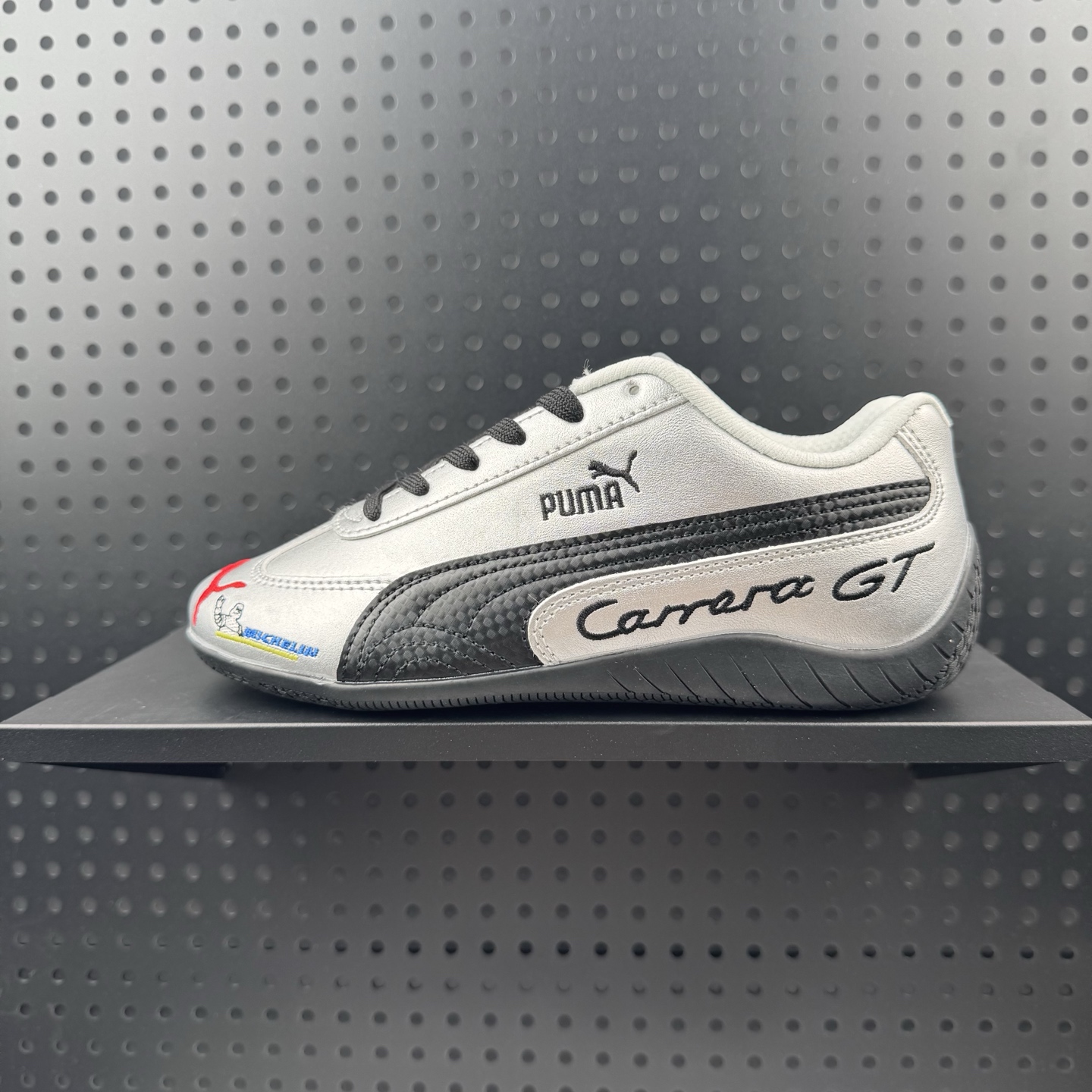 Porsche保时捷 × Arthur Kar x Puma Speedcat OG 经典舒适 彪马 赛车鞋 以经典赛车鞋为蓝本 将疾速线条注入街头 柔软皮革铺陈金属色调 展现出前卫未来质感 T字鞋头延续赛道基因 刺绣LOGO与跑道细节交相辉映 演绎速度与破界对话 打造流线型速度美学 货号:WAP1090030T25Y (30)