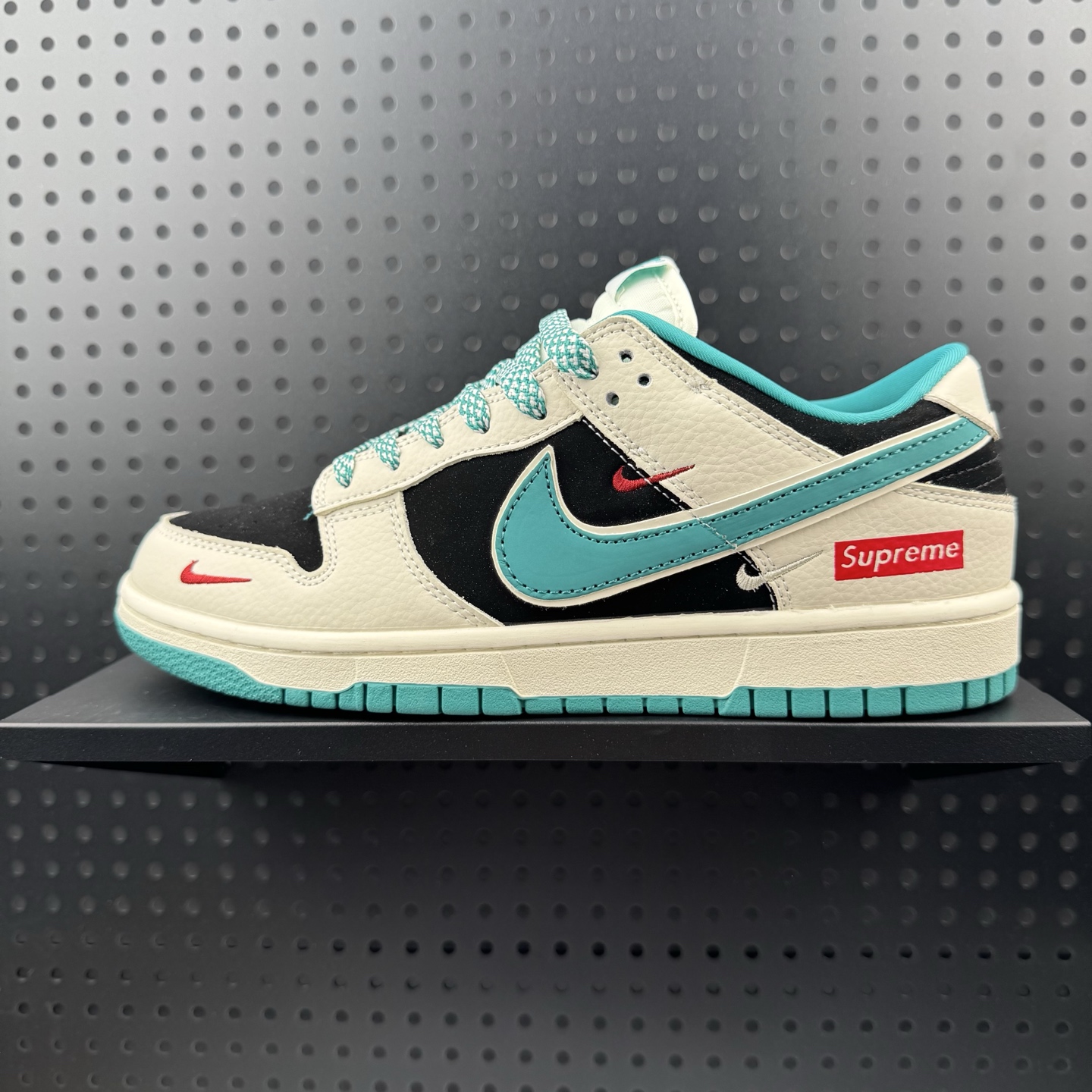 Nike SB Dunk Low “Supreme联名——米黑绿三勾” 高端定制 低帮休闲板鞋 定制鞋盒 大厂纯原品质出货 超高清洁度 皮料切割干净无任何毛边 细节完美 货号:SJ8888-004 (32)
