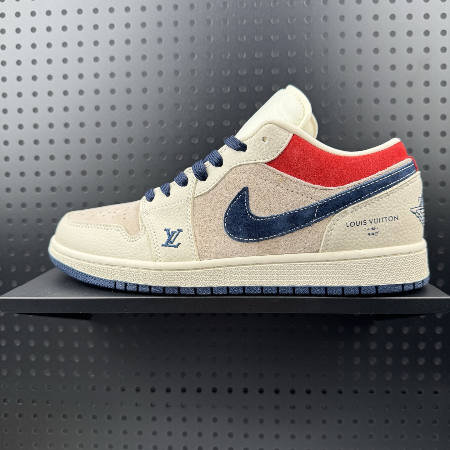 💰240
✅Louis Vuitton x Nike Air Jordan 1 倒勾 乔一倒钩 路易威登联名 耐克 低帮文化篮球鞋 
完美品质出货 细节如图所示  鞋面切割工整  冲孔整齐干净 中底拉帮线 整体清洁度非常好
货号:LD8888 009
尺码:36 36.5 37 37.5 38 38.5 39 39.5 40 40.5 41 41.5 42 42.5 43 43.5 44 44.5 45（32）