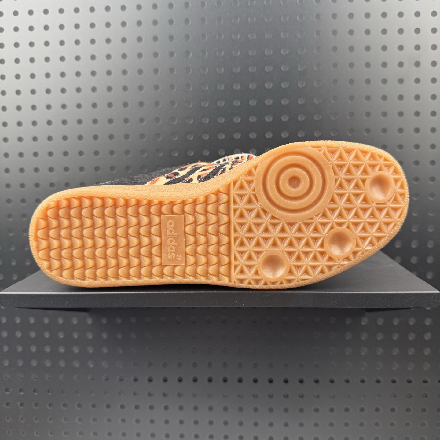 💰110
✅adidas SAMBA OG 德训鞋  马毛系列
大厂纯原品质出货 超高清洁度 细节完美 舒适百搭  低帮休闲板鞋 男女同款
货号：KJ6590
码数：36 36.5 37.5 38 38.5 39 40 40.5 41 42 42.5 43 44 44.5 45（24）