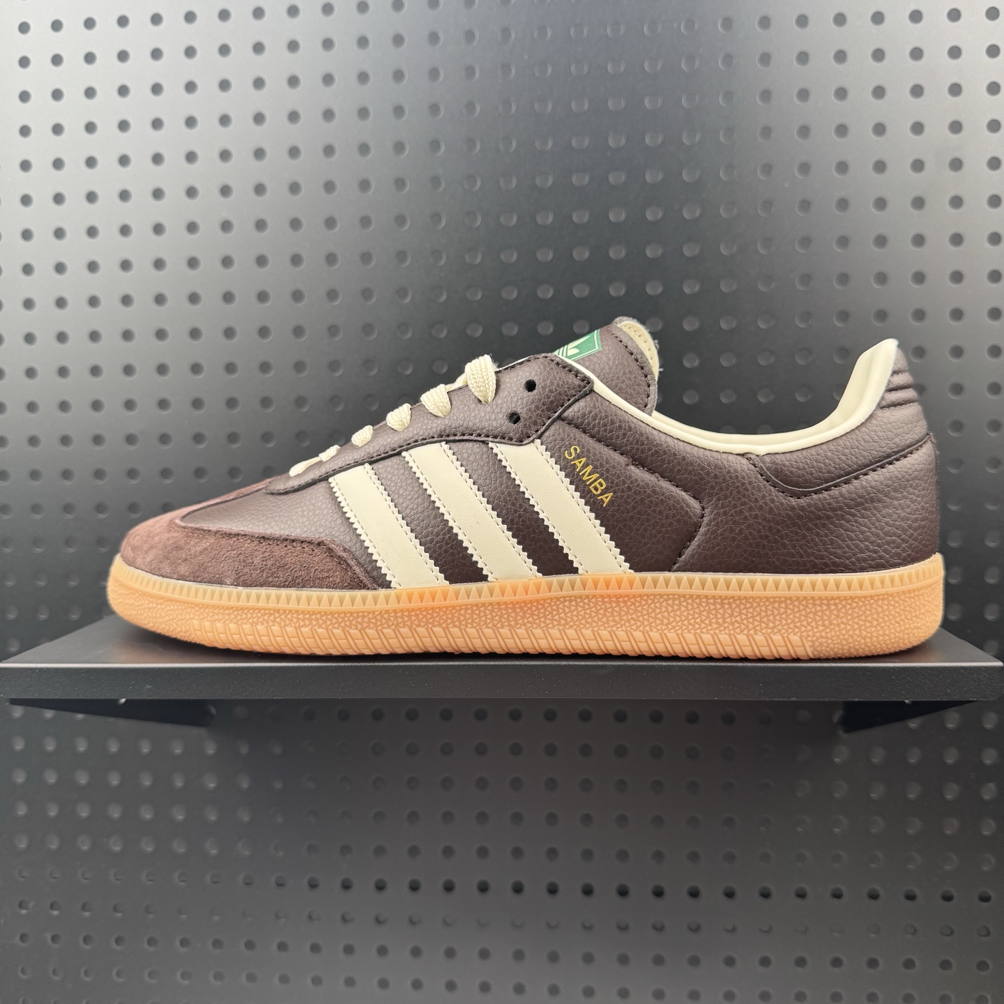 Adidas Samba OG 复古桑巴板鞋 这款桑巴鞋展示了高质量的工艺 带有装饰的超锁缝制和无缝的手感 柔软、柔软的皮革造型和标志性的3条纹完成了精致的外观 正规合身鞋带 鞋面上有绒面鞋垫 橡胶鞋底 享受正畸套筒软感 自50年代首次亮相以来就一直在赢得粉丝的青睐 官方货号: JR0891 (01)