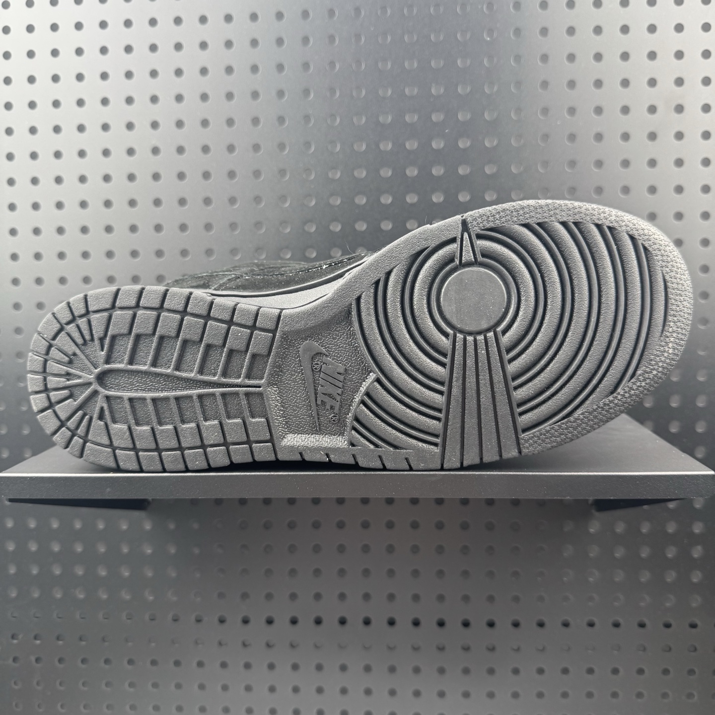 💰240
✅NIKE DUNK SB LOW 全新配色  supreme联名
定制Dunk SB顾名思义，具有经典的Dunk血缘，又注入了更多的时尚元素。相较于普通的Dunk滑板鞋，改良版的Dunk SB加厚了鞋舌的填充，使舒适性大大提升，同时也更方便穿脱；中底部分则加入了脚感柔软舒适Zoom Air气垫，有效吸收滑板等极限运动在落地时带来的冲击力，为街头运动者们提供更好的保护  
货号：SD8888 004
尺码：36 36.5 37.5 38 38.5 39 40 40.5 41 42 42.5 43 44 45（32）